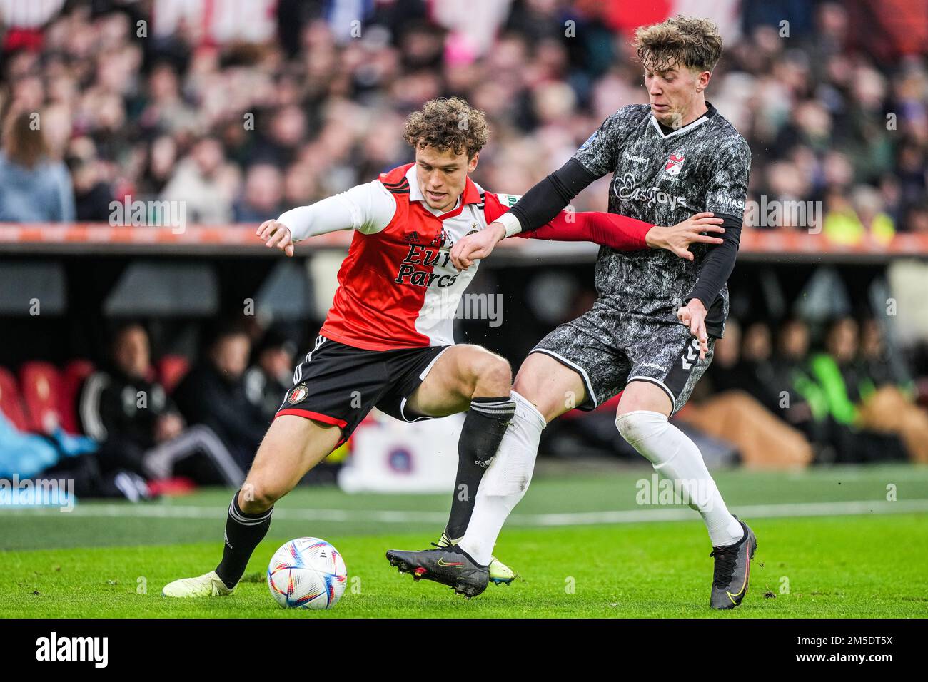 Rotterdam - Mats Wieffer of Feyenoord, Ole Romeny of FC Emmen during ...