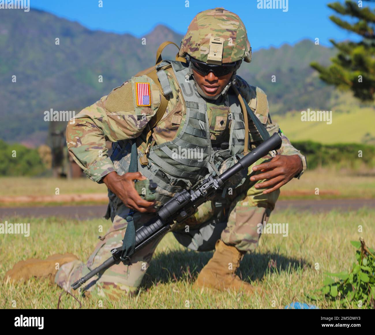 Hawaii Army National Guard (HIARNG) Soldier, Spc. Kevin T. Brown, a mass communication specialist assigned to the 117th Mobile Public Affairs Detachment (MPAD), 103rd Troop Command, prepares to employ a Claymore mine, Schofield Barracks, Hawaii, March 6, 2022. The Expert Soldier Badge (ESB) tasks are the second to last event for the annual Best Warrior Competition (BWC). Stock Photo