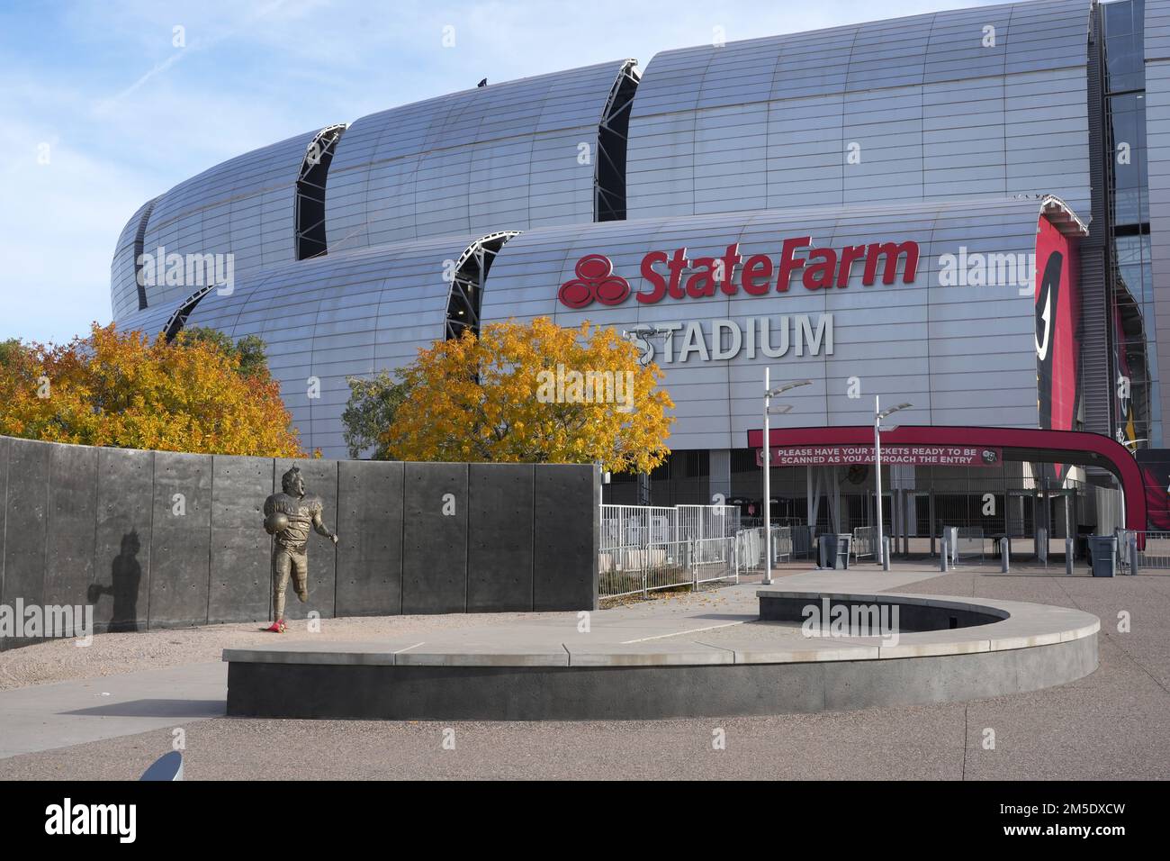 A general overall view of memorial statue of Arizona Cardinals linebacker Pat  Tillman at State Farm Stadium, Tuesday, Sept. 27, 2022, in Glendale, Ariz.  (Kirby Lee via AP Stock Photo - Alamy