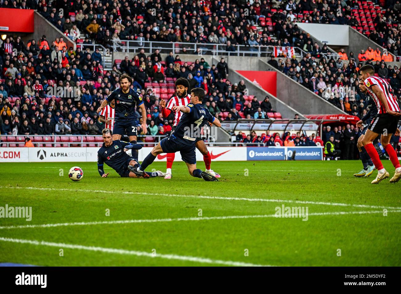 Sunderland AFC forward Ellis Simms (centre) scores a stoppage time winner against Blackburn Rovers in the EFL Championship. Stock Photo