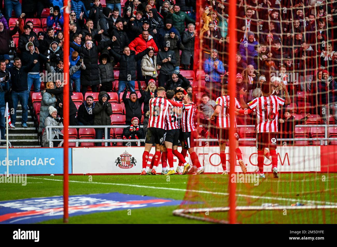 Sunderland AFC players celebrate Ellis Simms' stoppage time winner against Blackburn Rovers in the EFL Championship. Stock Photo