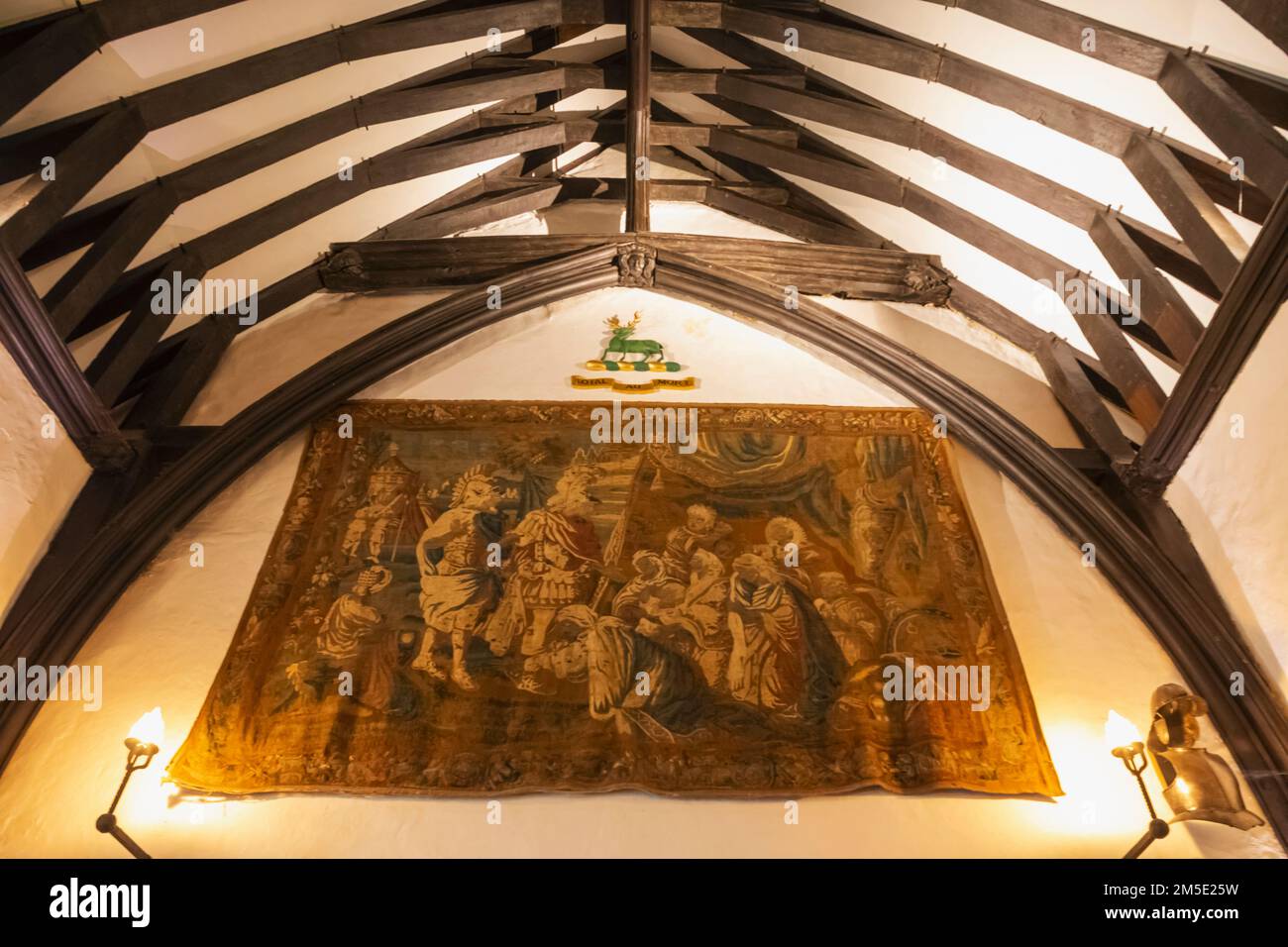 England, Kent, Sevenoaks, Ightham Mote, 14th century Moated Manor House, Interior View of The Great Hall, Ceiling Beams and Tapestry Stock Photo