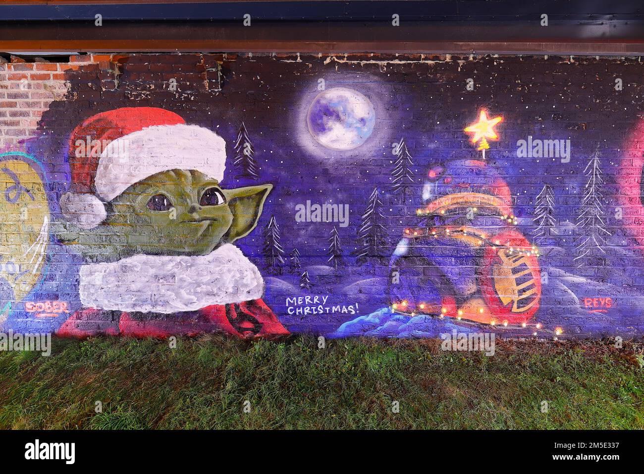 Star Wars mural featuring Yoda in Santa Hat & BB8 with Christmas lights has been created on a wall in Leeds by artists Laffiti & Northern Mural Co Stock Photo