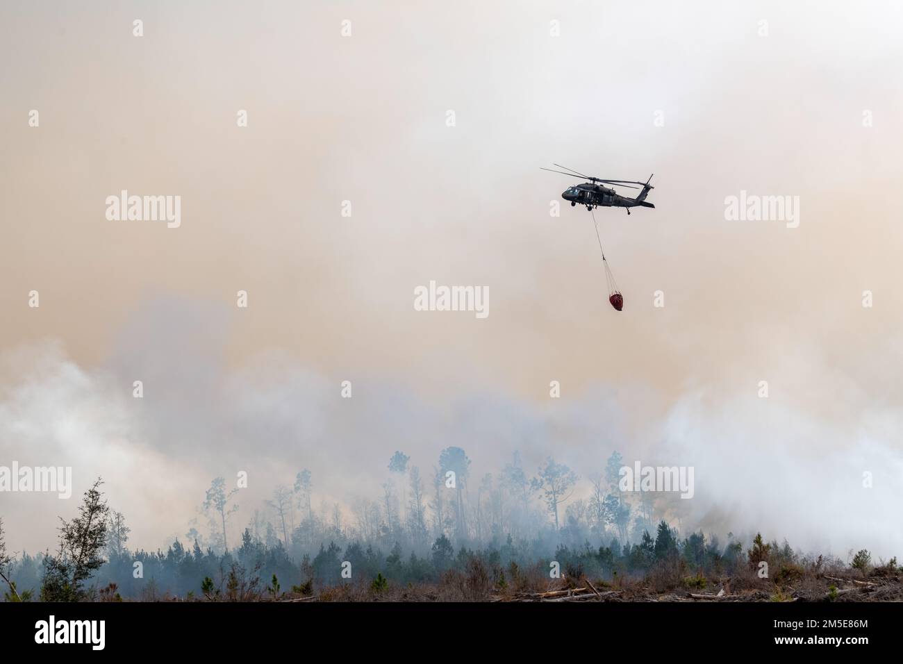 Rescue crews working hi-res stock photography and images - Alamy