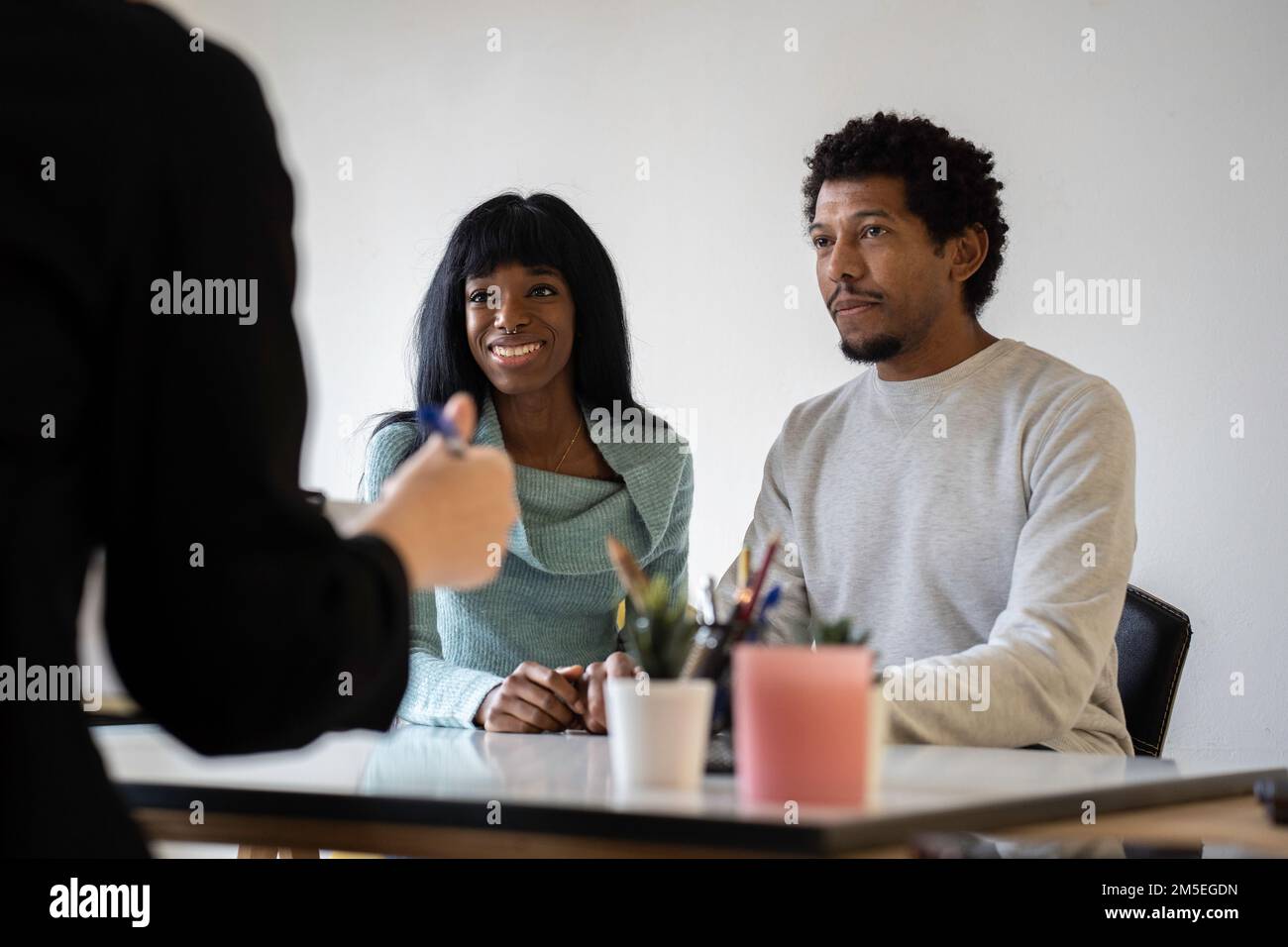 African american couple sitting at psychologist's office for a couples therapy - Couple relationship concept in trouble and crisis - Focus on woman's Stock Photo