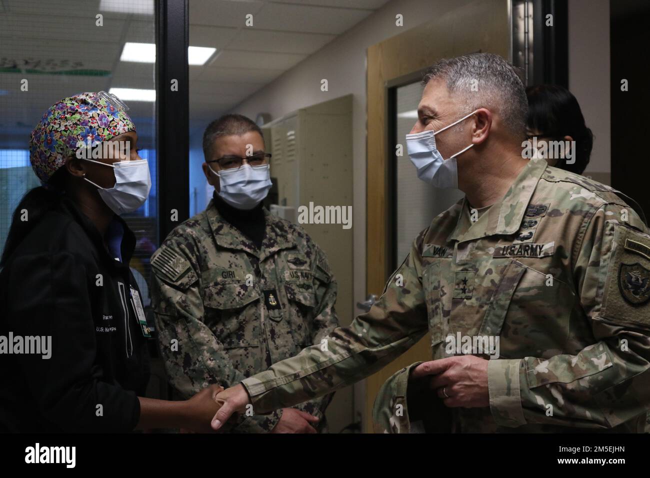BUFFALO, N.Y. – U.S. Army Maj. Gen. Jeff Van, the Joint Task Force Civil Support commanding general, expresses his appreciation to U.S. Navy Lt. j.g. Tracy Washington, a nurse supporting COVID response operations, at Erie County Medical Center in Buffalo, New York, March 8, 2022. Northern Command, through U.S. Army North, remains committed to providing flexible Department of Defense support to the whole-of-government COVID response. Stock Photo