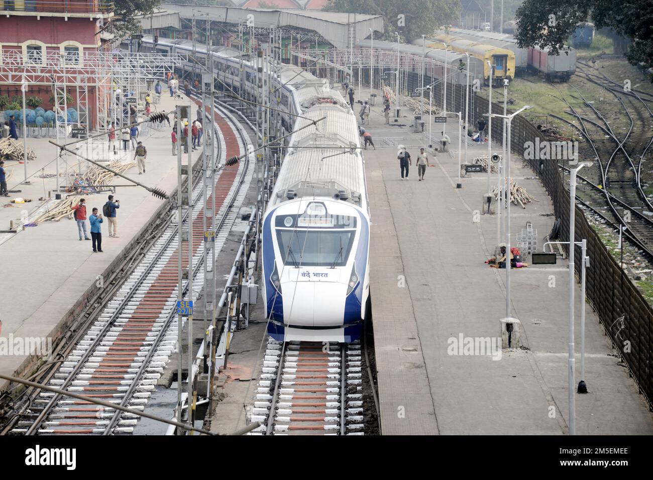 Howrah, India. 27th Dec, 2022. General view of Vande Bharat Express semi-high speed multiple unit electric train prior to official opening. on December 27, 2022 in Howrah, India. (Photo by Eyepix Group/Sipa USA) Credit: Sipa USA/Alamy Live News Stock Photo