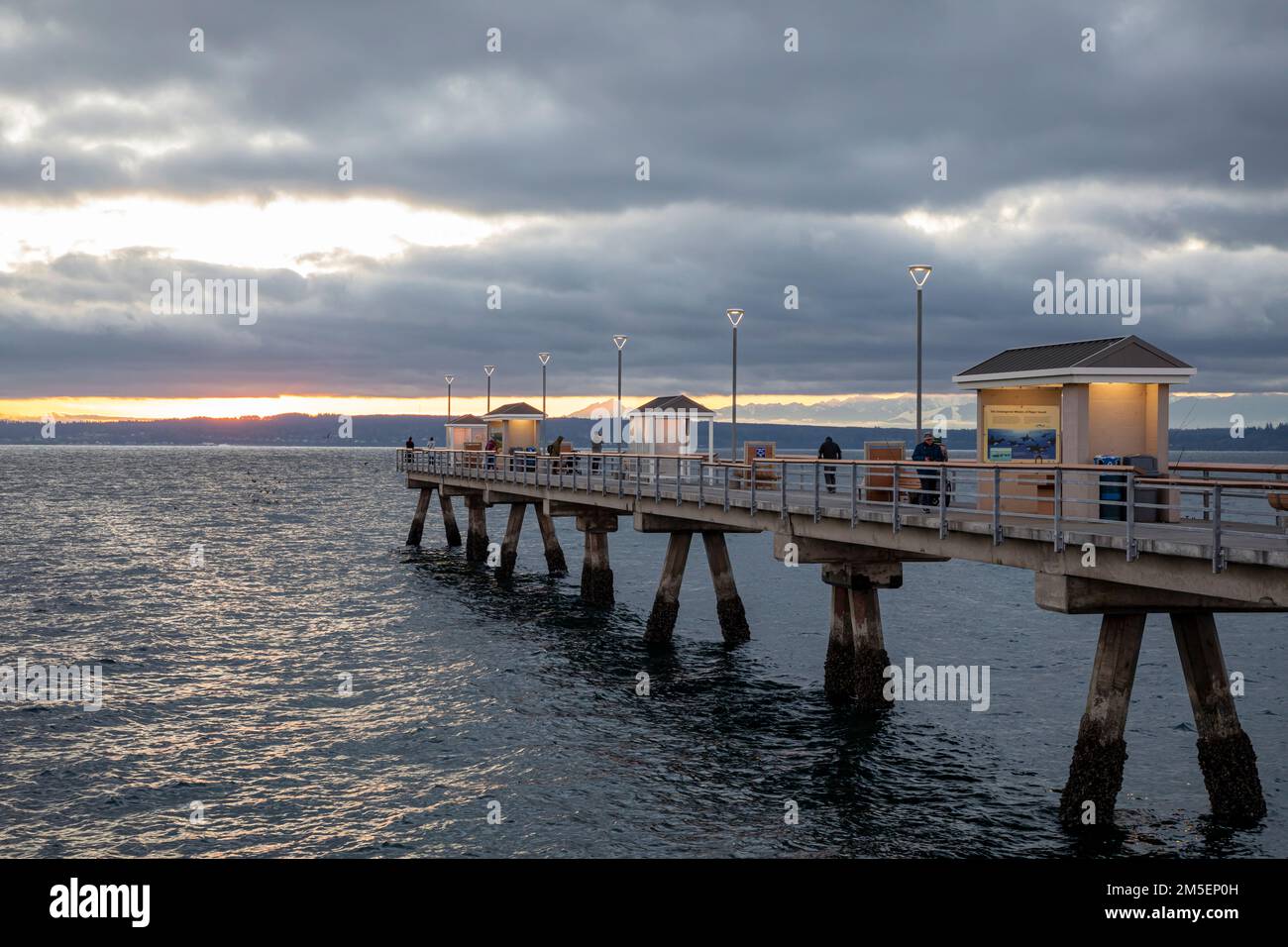 WA22895-00...WASHINGTON - The Edmonds Fishing Pier at sunset. Stock Photo