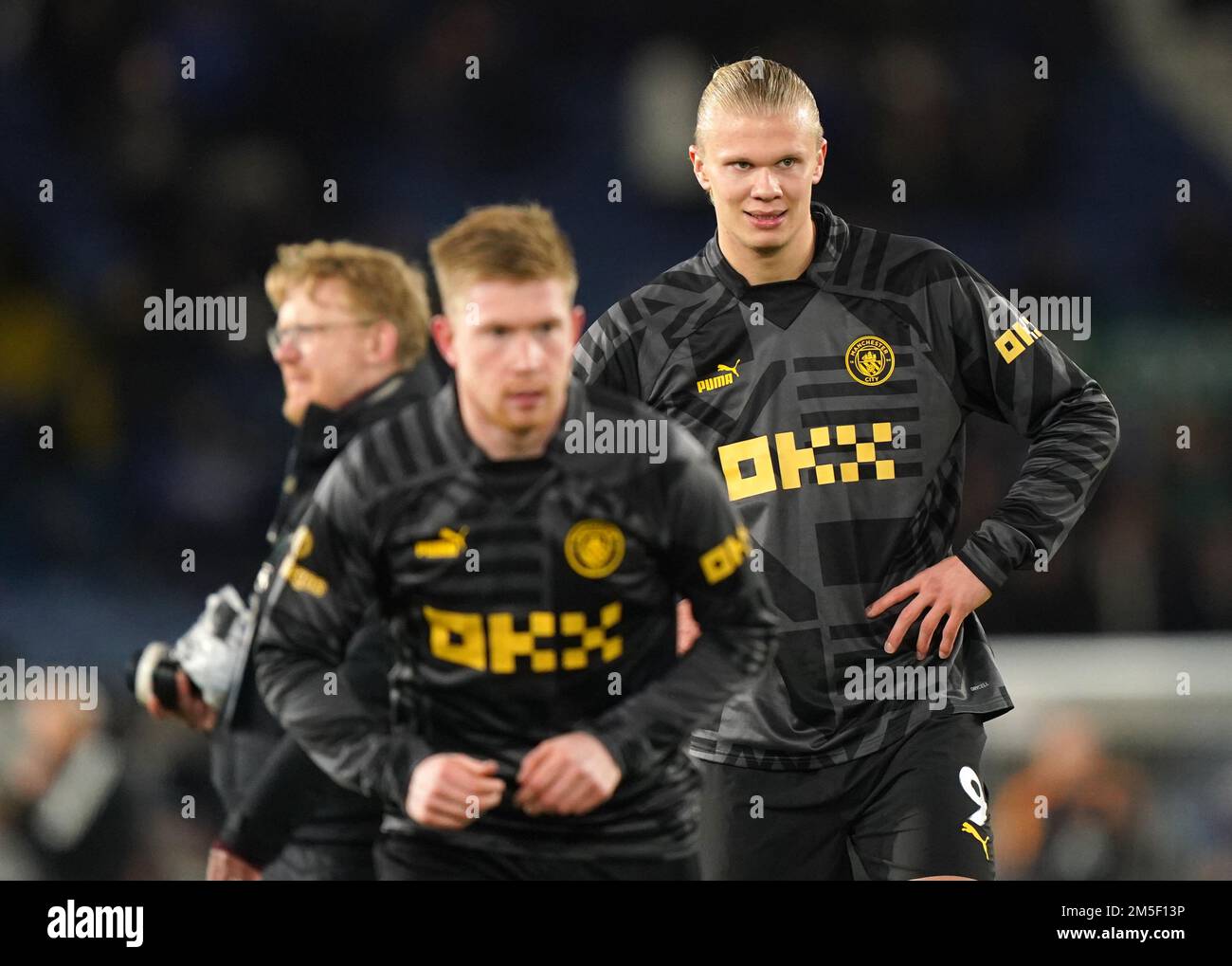 manchester-city-s-kevin-de-bryne-left-and-erling-haaland-warm-up-the