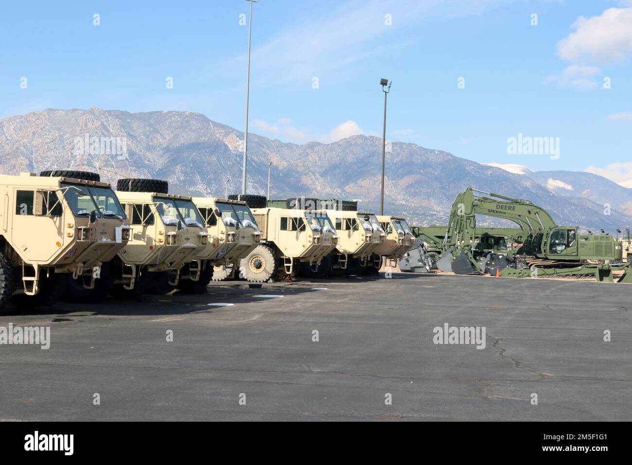 https://c8.alamy.com/comp/2M5F1G1/equipment-concentration-site-42-at-fort-carson-colo-stores-and-maintains-more-than-10000-individual-pieces-of-equipment-for-more-than-50-army-reserve-units-stationed-across-colorado-wyoming-and-new-mexico-facilities-like-this-allow-the-88th-readiness-division-to-help-maintain-unit-readiness-across-the-19-state-region-2M5F1G1.jpg