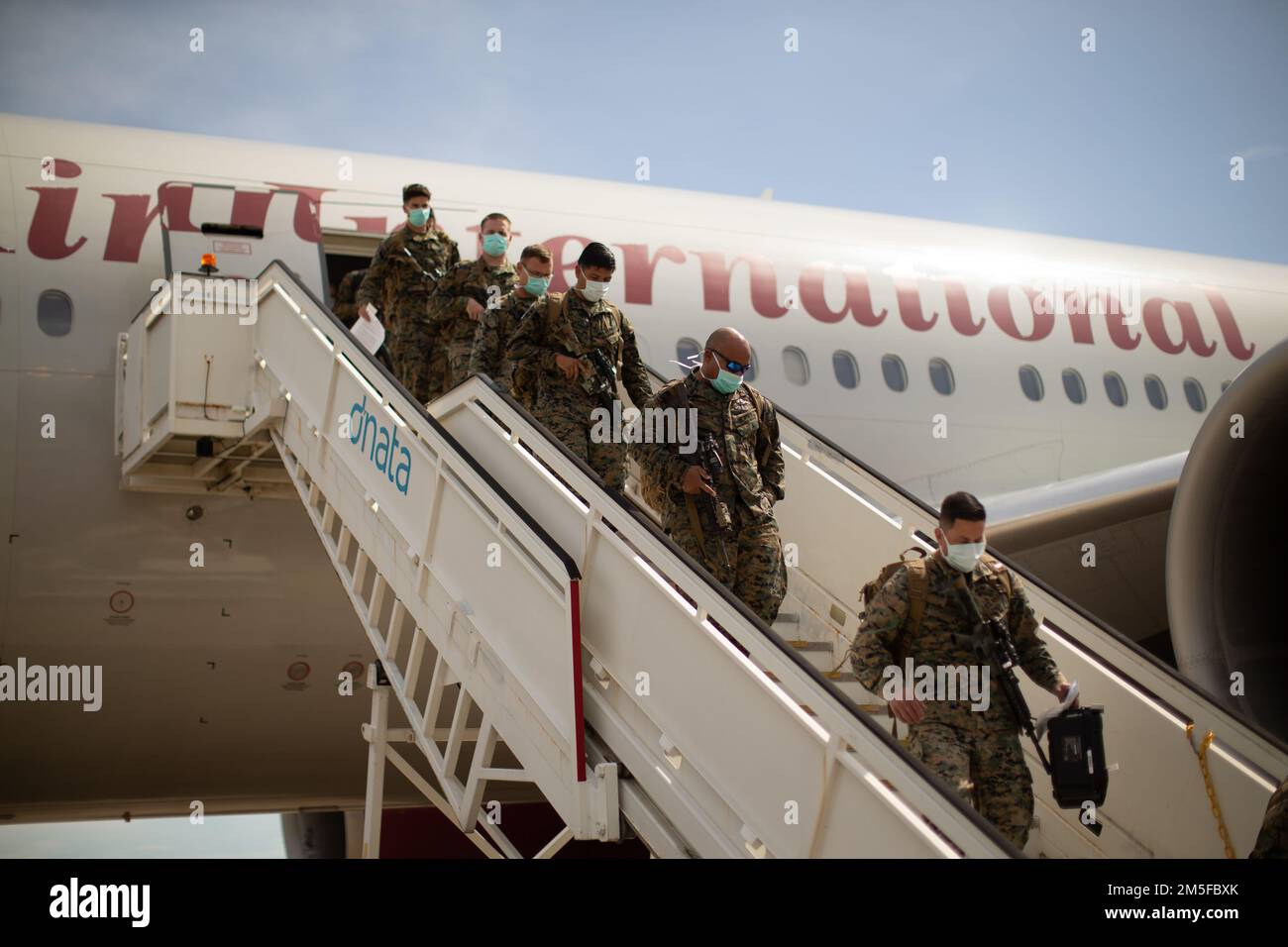 U.S. Marines with the Command Element, 5th Marine Regiment, Marine Rotational Force Darwin (MRF-D) 22 offload a Boeing 777 at Royal Australian Air Force Base Darwin, NT, Australia, March 12, 2022. MRF-D 22 is a six month rotation where U.S. Marines, the Australian Defence Force, and other allied and partner nations enhance their interoperability and readiness posture in the Indo-Pacific region. Stock Photo