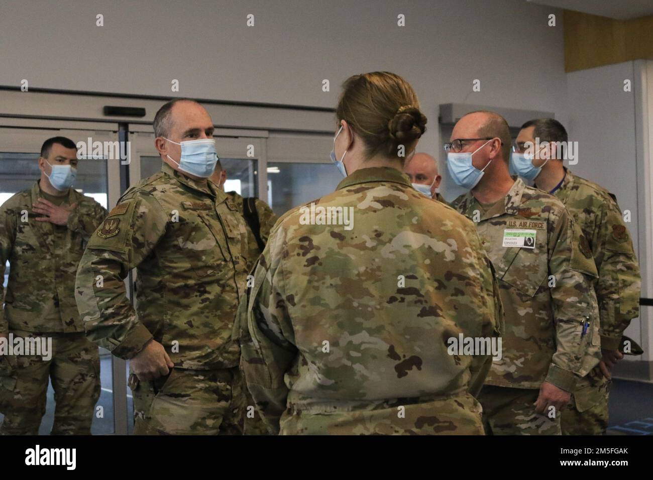 SYRACUSE, N.Y. –  U.S. Air Force Lt. Gen. Kirk Pierce, the Continental U.S. North American Aerospace Defense Command Region - 1st Air Force (Air Forces Northern) commander, is welcomed by a military medical team while supporting COVID response operations at State University of New York Upstate Medical University Hospital, Syracuse, New York, March 12, 2022. U.S. Northern Command, through U.S. Army North, remains committed to providing flexible Department of Defense support to the whole-of-government COVID response. Stock Photo
