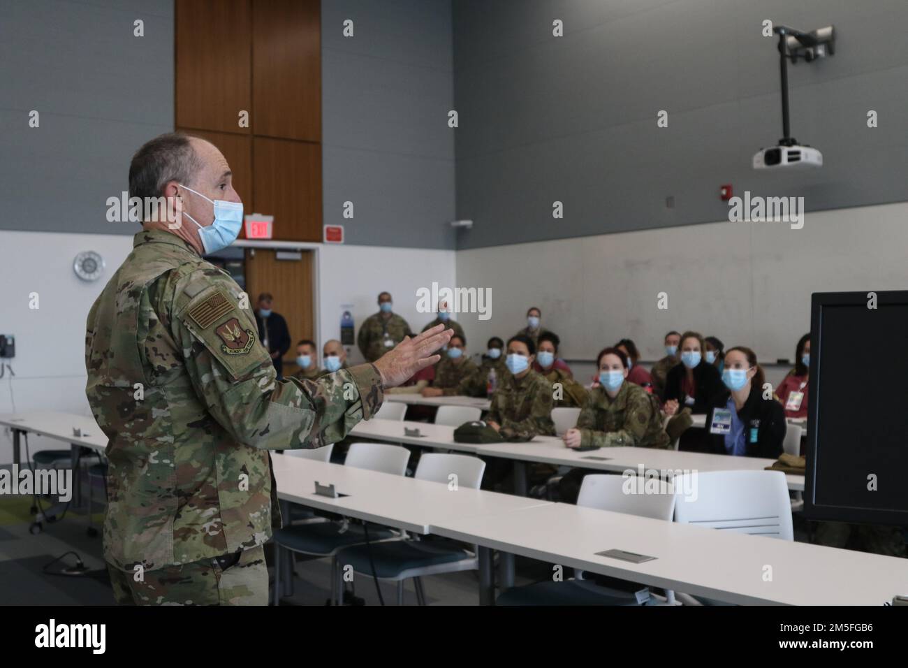 SYRACUSE, N.Y. –  U.S. Air Force Lt. Gen. Kirk Pierce, the Continental U.S. North American Aerospace Defense Command Region - 1st Air Force (Air Forces Northern) commander, expresses his appreciation to the military medical team supporting COVID response operations at State University New York Upstate Medical University Hospital, Syracuse, New York, March 12, 2022. U.S. Northern Command, through U.S. Army North, remains committed to providing flexible Department of Defense support to the whole-of-government COVID response. Stock Photo
