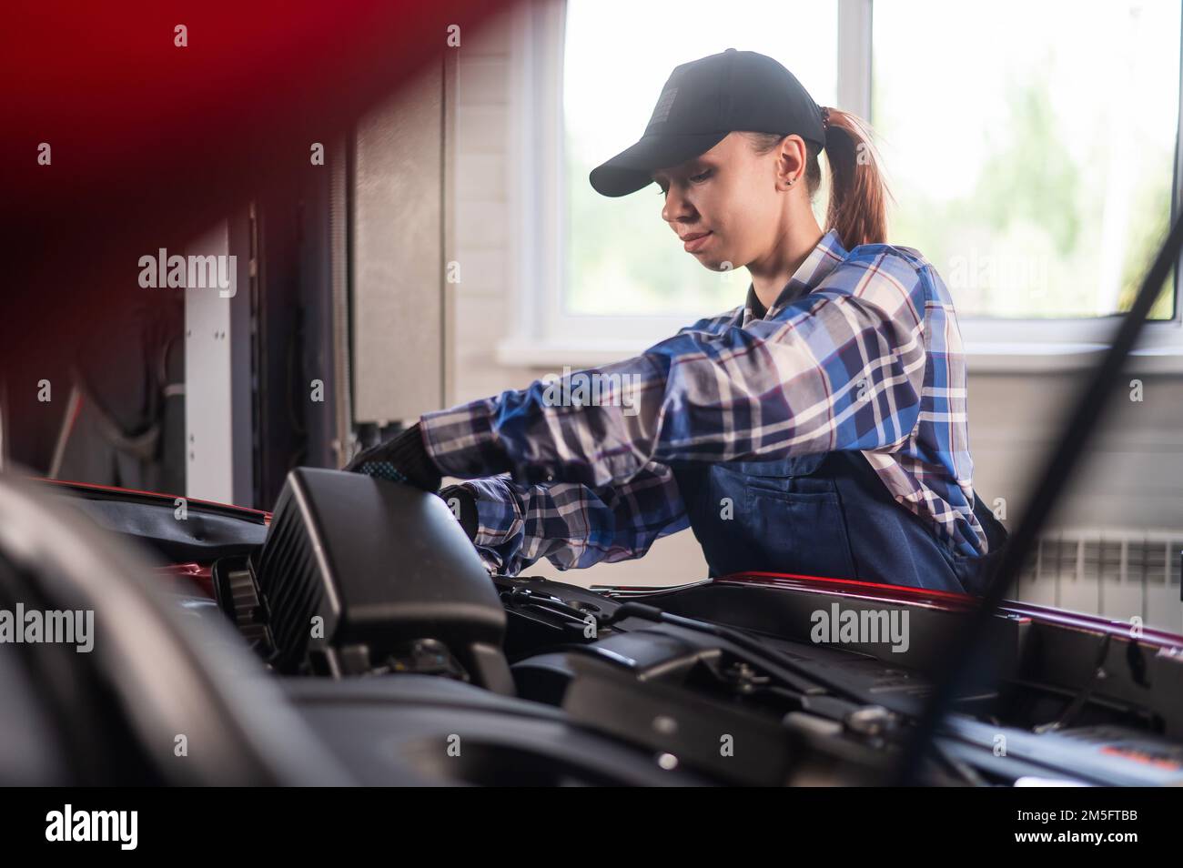 Female mechanic dirty woman hi-res stock photography and images - Alamy