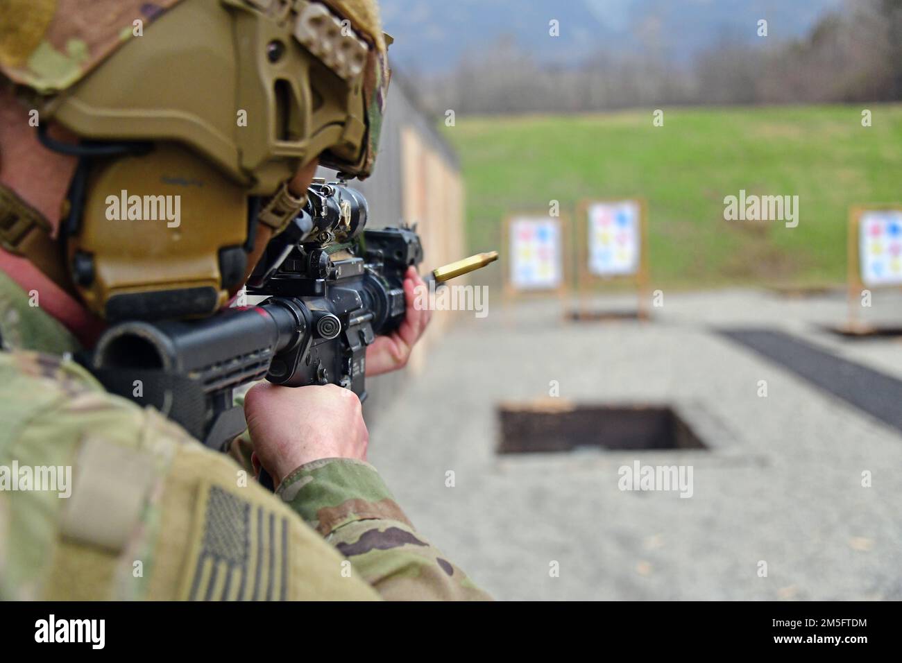A U.S. Army Paratrooper, assigned to the 1st Battalion, 503rd Infantry Regiment, 173rd Airborne Brigade, engages targets with an  M4 carbine during marksmanship training at Cao Malnisio Range, Pordenone, Italy, March 15, 2022. The 173rd Airborne Brigade is the U.S. Army’s Contingency Response Force in Europe, providing rapidly deployable forces to United States European, African, and Central Command areas of responsibility. Stock Photo