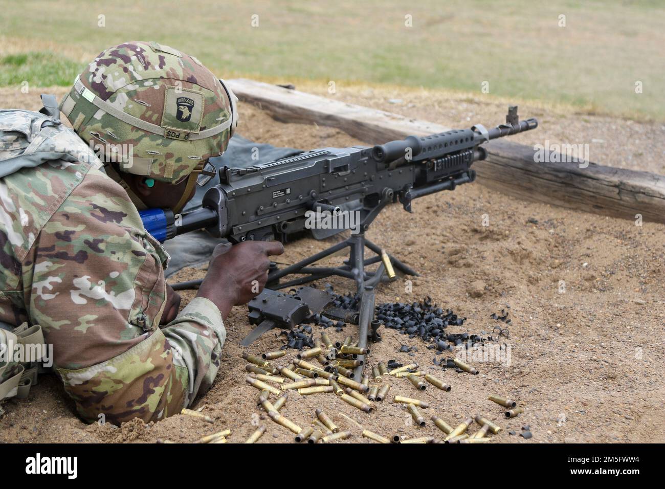 Pvt. Stanley Ubah, a Soldier assigned to Headquarters Support Company, Headquarters and Headquarters Battalion, 101st Airborne Division (Air Assault) qualified with the M240B on Fort Campbell, Ky March 16, 2022. Weapons proficiency is a vital aspect of mission readiness for Air Assault Soldiers. Stock Photo
