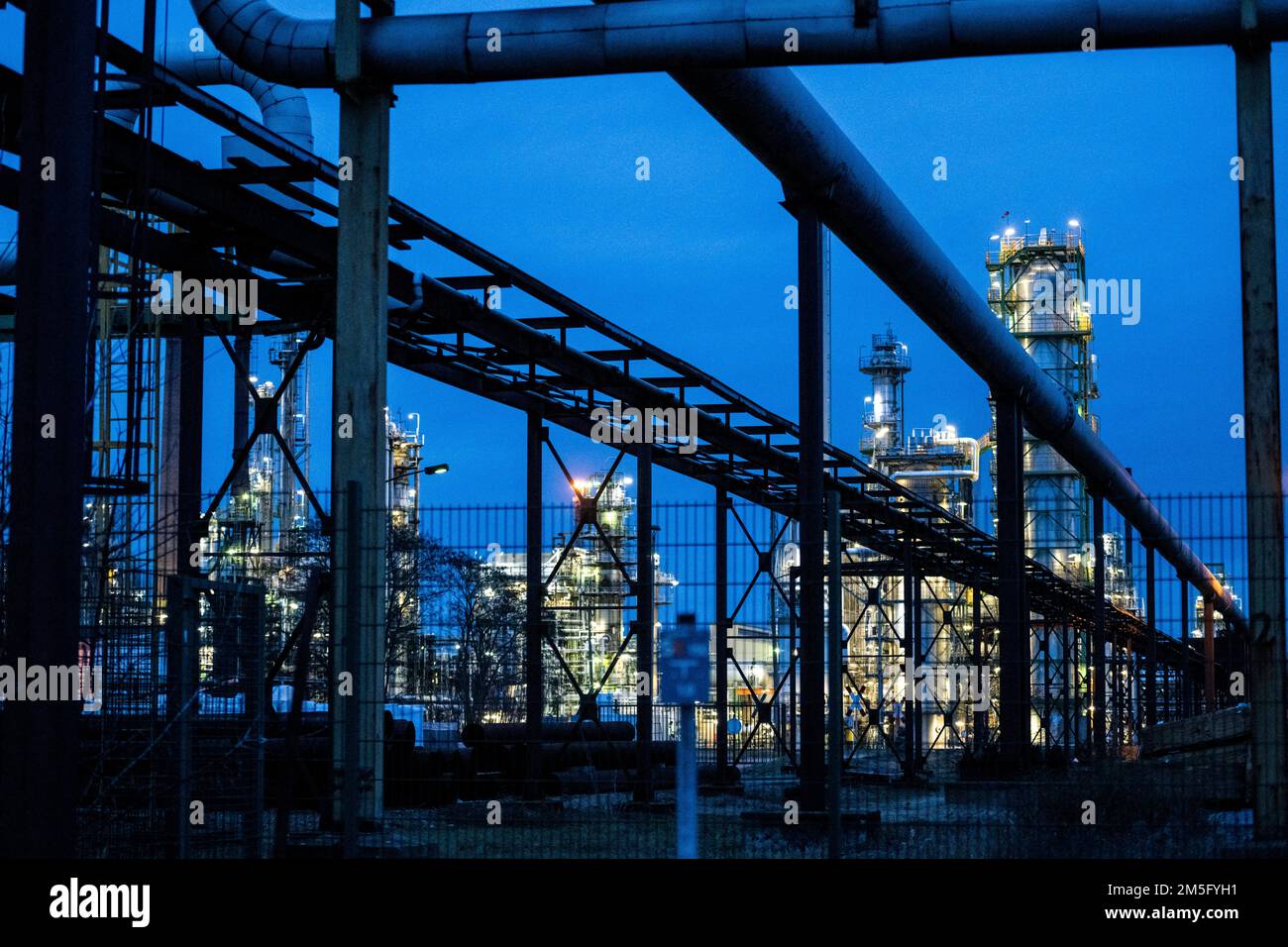 28 December 2022, Brandenburg, Schwedt/Oder The facilities of the oil