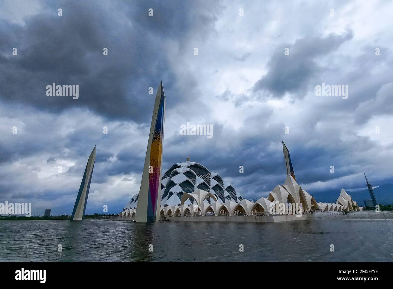 Bandung, Indonesia. 26th Dec, 2022. View of Al Jabbar Mosque in Bandung. Masjid Raya Al-Jabbar can accommodate 50,000 worshippers and will be inaugurated by West Java Governor Ridwan Kamil on Friday, December 30, 2022. Credit: SOPA Images Limited/Alamy Live News Stock Photo