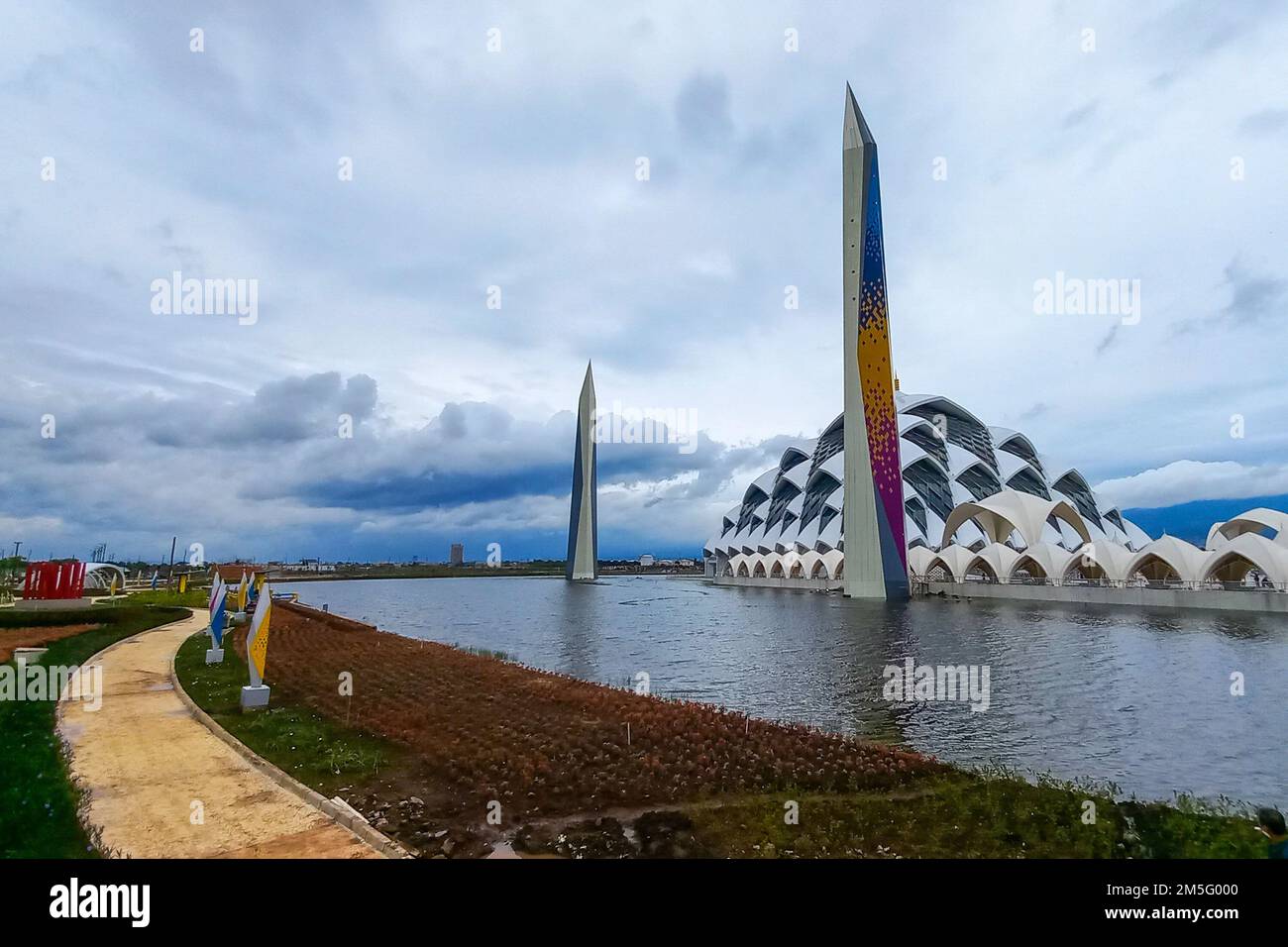 Bandung, Indonesia. 26th Dec, 2022. View of Al Jabbar Mosque in Bandung. Masjid Raya Al-Jabbar can accommodate 50,000 worshippers and will be inaugurated by West Java Governor Ridwan Kamil on Friday, December 30, 2022. Credit: SOPA Images Limited/Alamy Live News Stock Photo