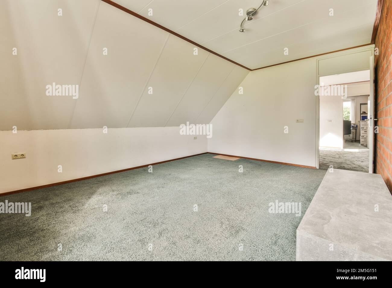 an empty room with no furniture or people to be seen on the wall in