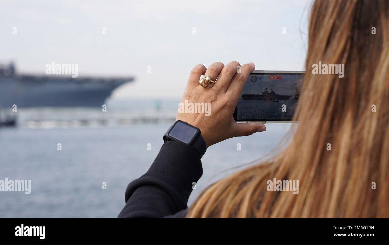 NORFOLK, Va. (March 16, 2022) - The Wasp-class amphibious assault ship USS Kearsarge (LHD 3) departs Naval Station Norfolk, March 16, 2022. Kearsarge Amphibious Readiness Group (ARG) with embarked 22nd Marine Expeditionary Unit (MEU) deployed from Naval Station Norfolk and Camp Lejeune, North Carolina, for a regularly scheduled deployment. Stock Photo