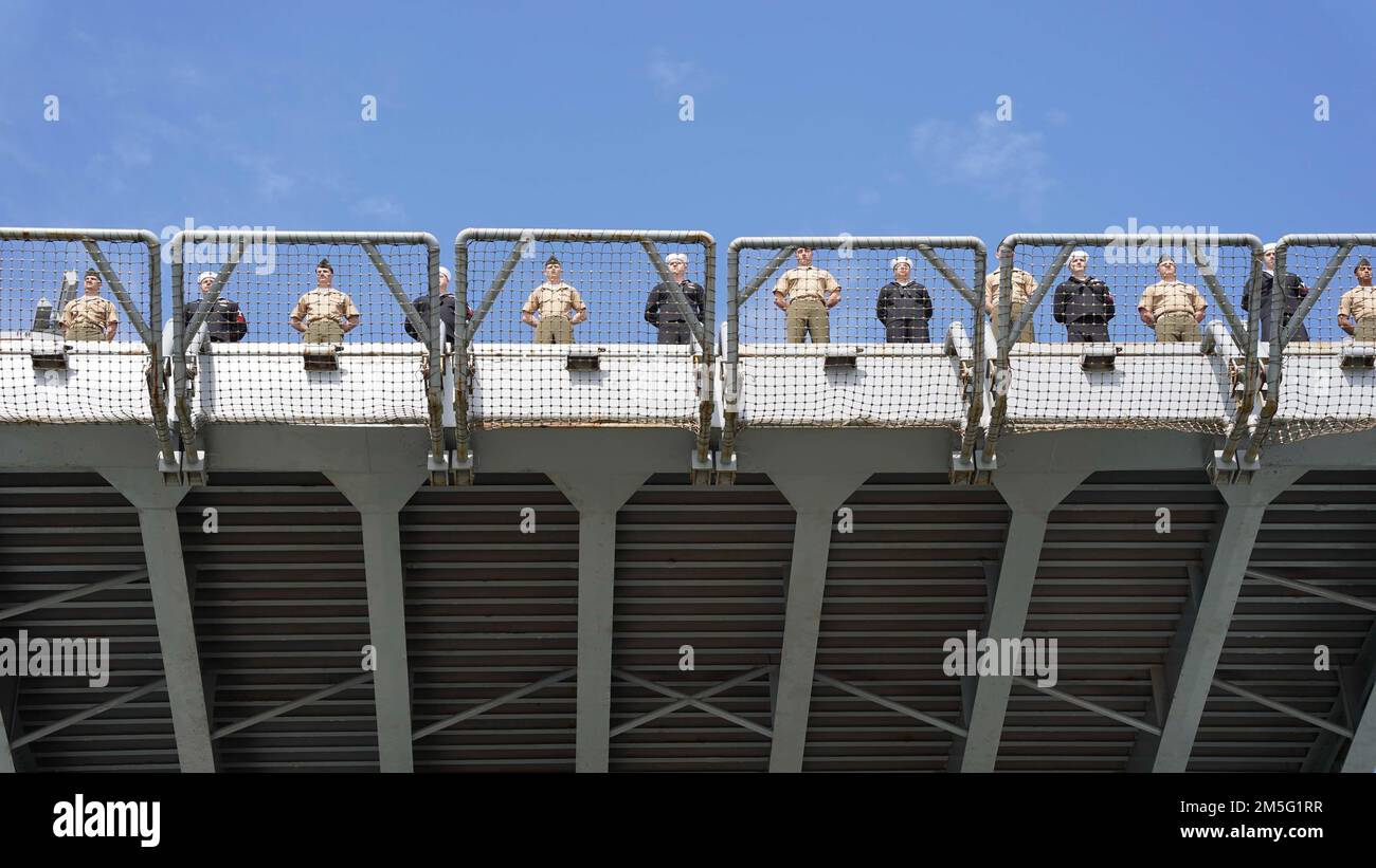 NORFOLK, Va. (March 16, 2022) - Sailors and Marines man the rails of the Wasp-class amphibious assault ship USS Kearsarge (LHD 3) as it departs Naval Station Norfolk, March 16, 2022. Kearsarge Amphibious Readiness Group (ARG) with embarked 22nd Marine Expeditionary Unit (MEU) deployed from Naval Station Norfolk and Camp Lejeune, North Carolina, for a regularly scheduled deployment. Stock Photo