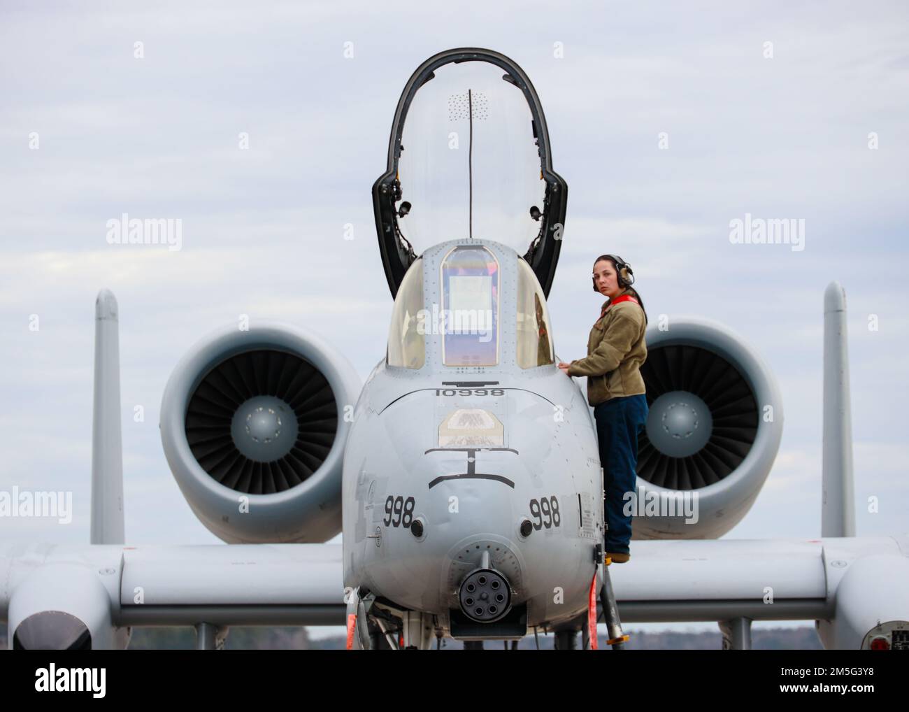 A U.S. Airmen with the 107th Fighter Squadron, 127th Wing, Selfridge ...