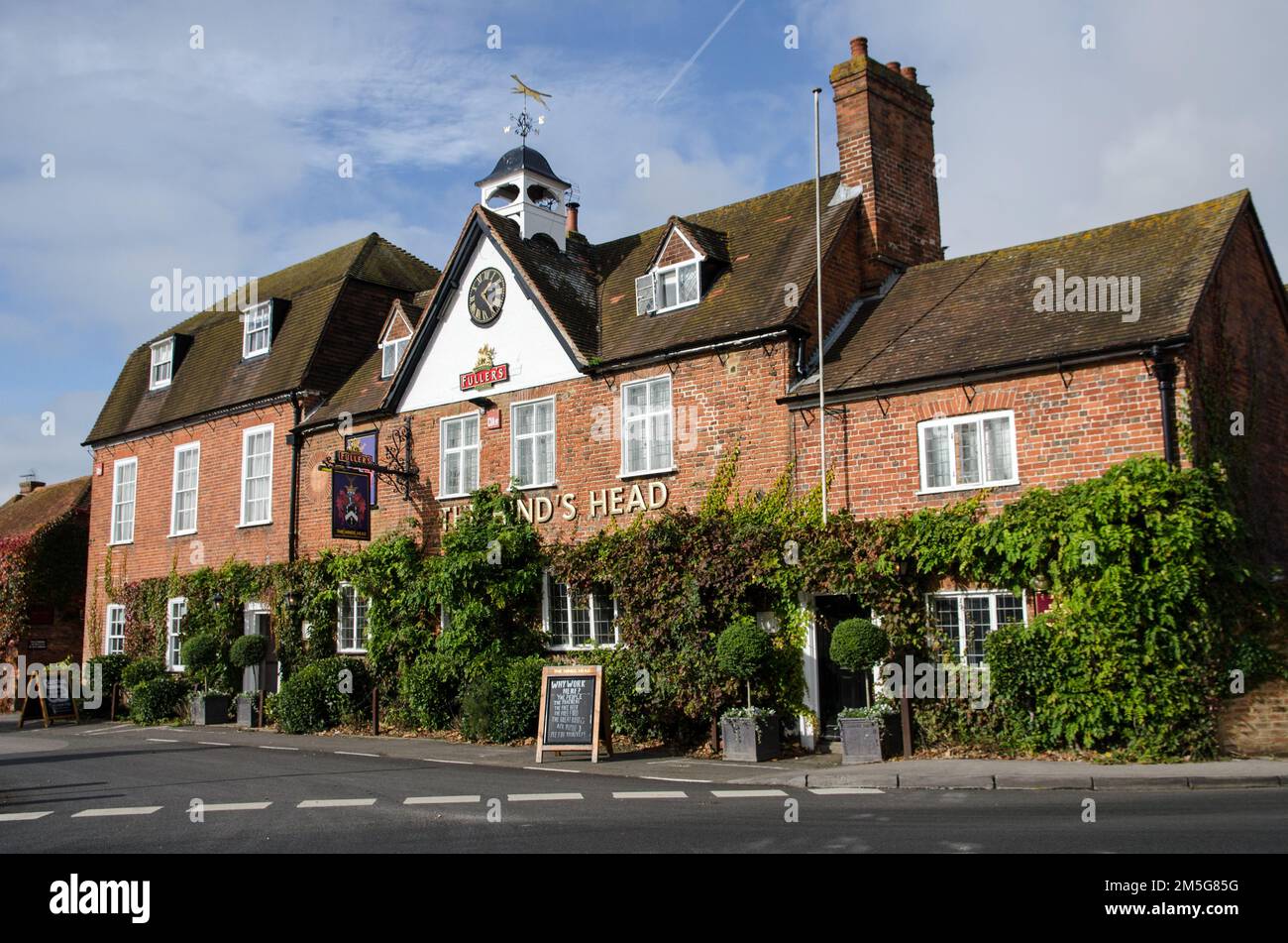 Aldermaston, UK - October 27, 2021: Sunny view of the historic Hind's Head pub in the village of Aldermaston in Berkshire. Stock Photo
