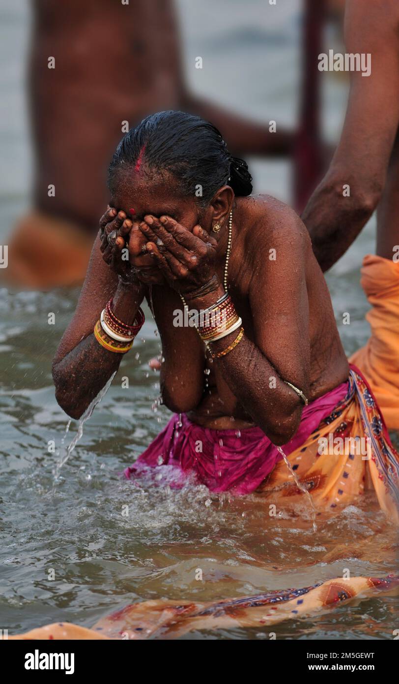 Early morning bathing and prayers at Babughat on the banks of the Hooghly river in Kolkata, West Bengal, India. Stock Photo