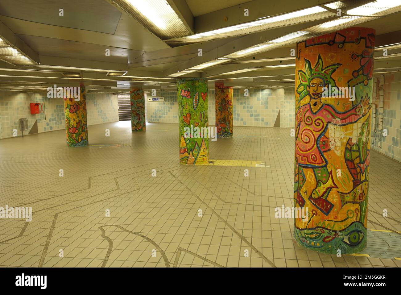 Sculpture Human Family by Peter Piniski 1992, street art, columns