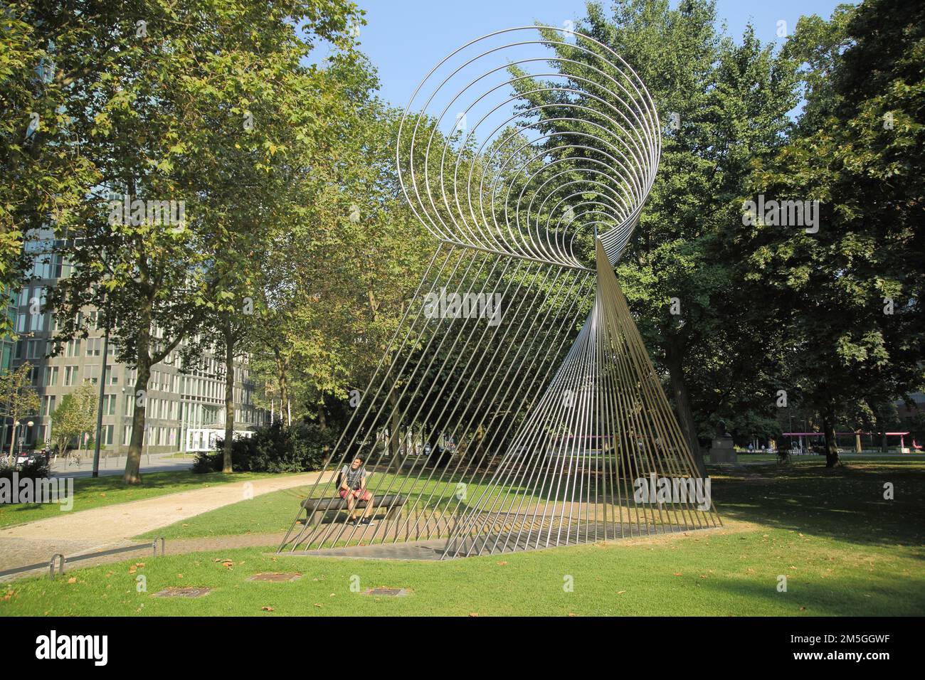 Sculpture Olympus of Weimar by Andreu Alfaro 1990, abstract, art, silver, metal rods, Gallusanlage, city centre, Main, Frankfurt, Hesse, Germany Stock Photo