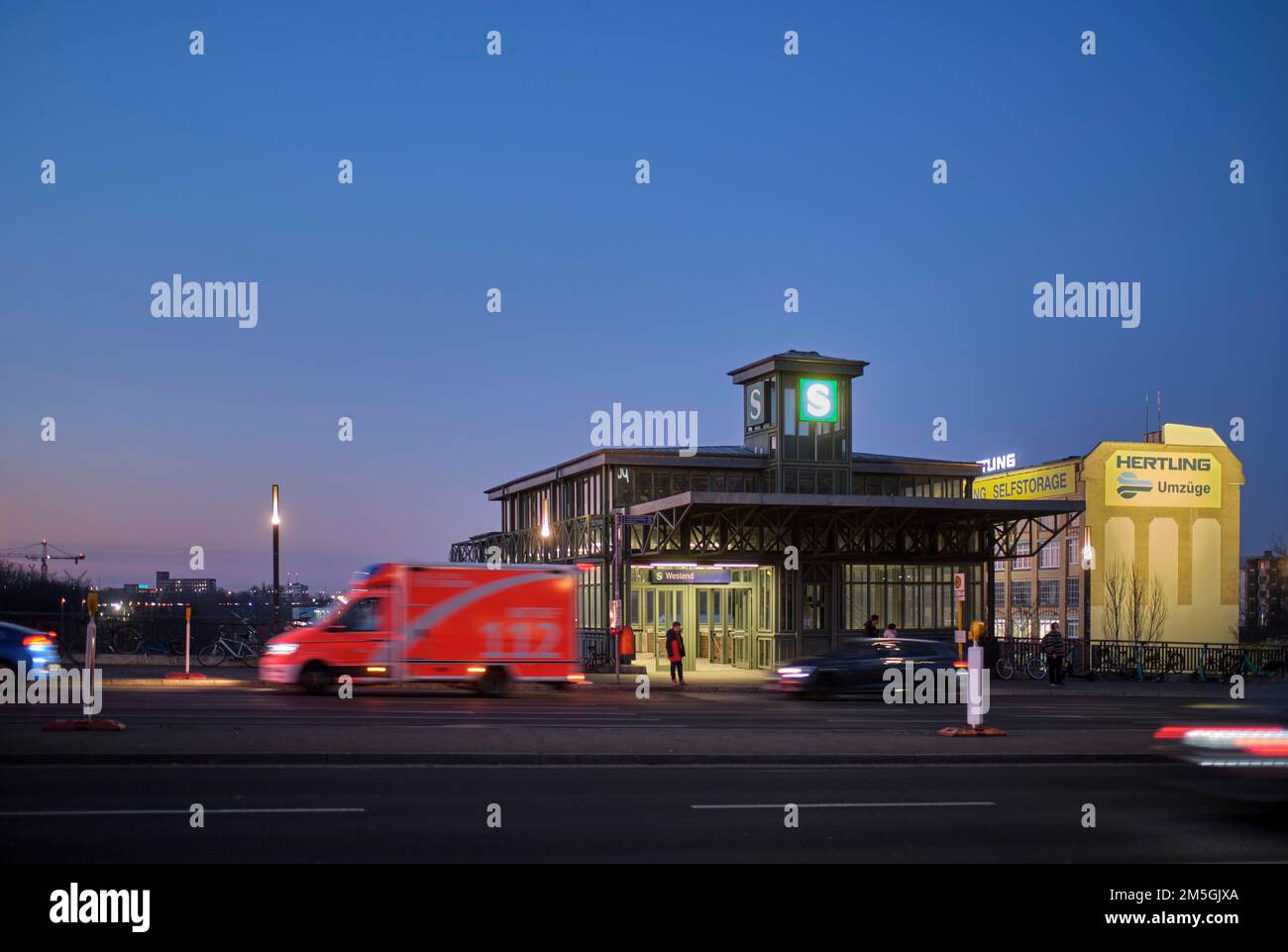 Hertling removals, fire brigade rescue vehicle, Germany, Berlin, 22. 03. 2022, S, Westend station, entrance building, industrial building Stock Photo