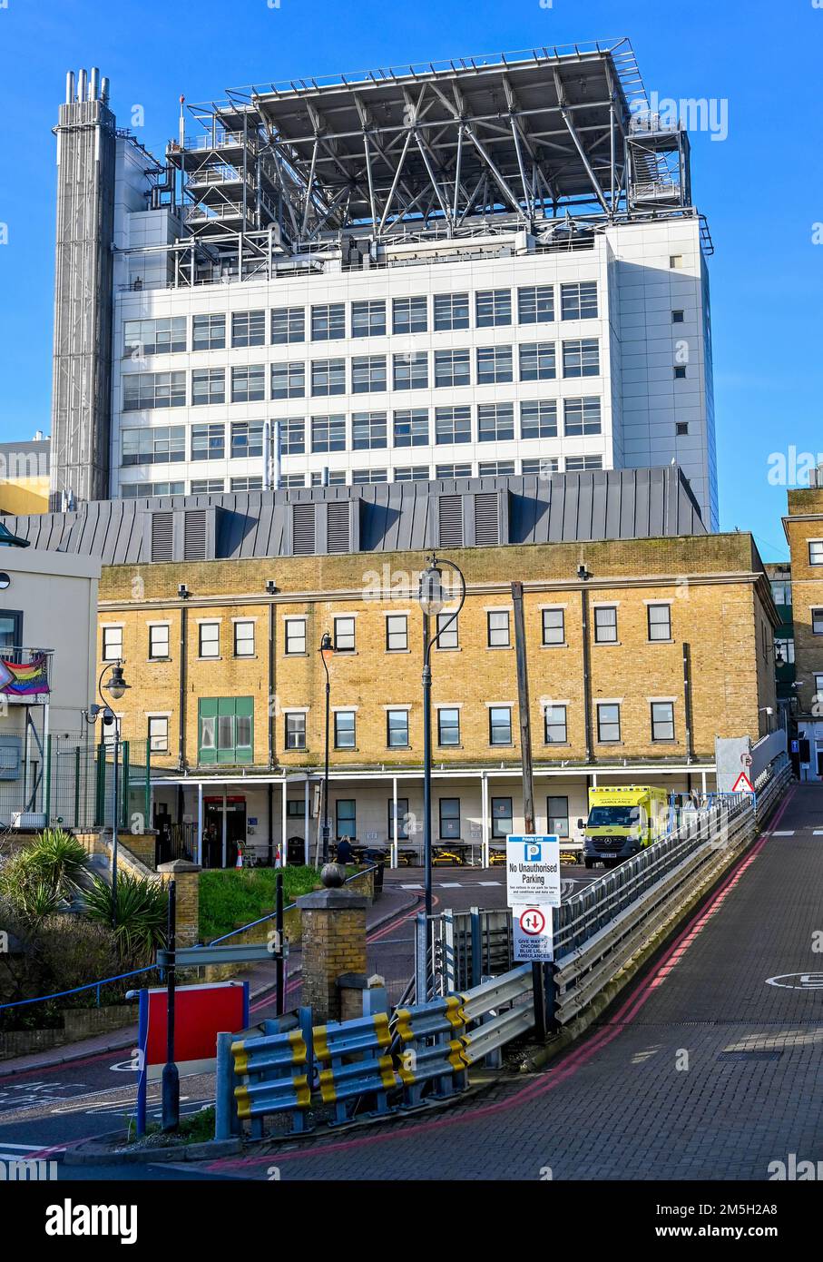 Urban hospital helipad hires stock photography and images Alamy