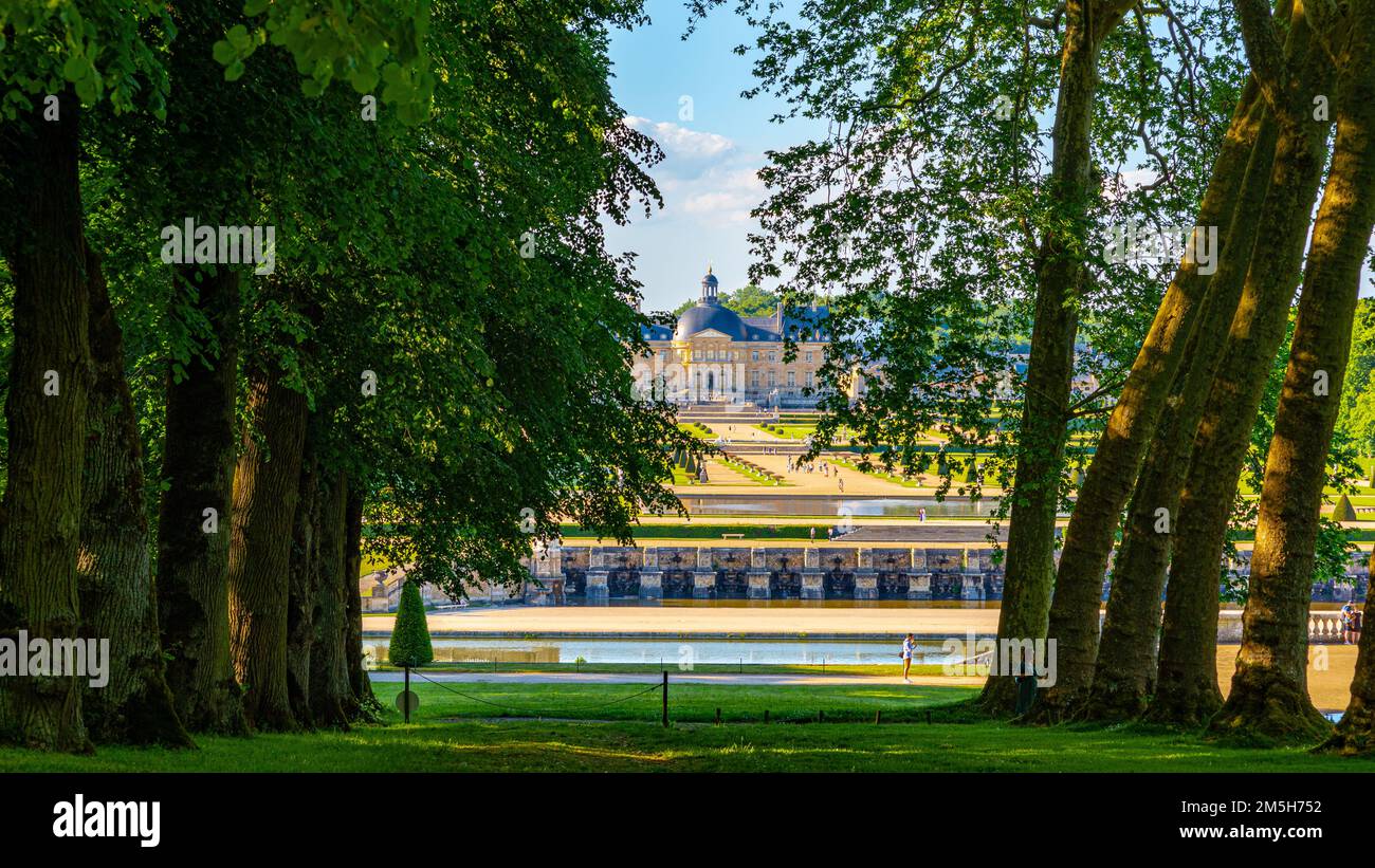 French classical garden hi-res stock photography and images - Alamy, image size:1300x821