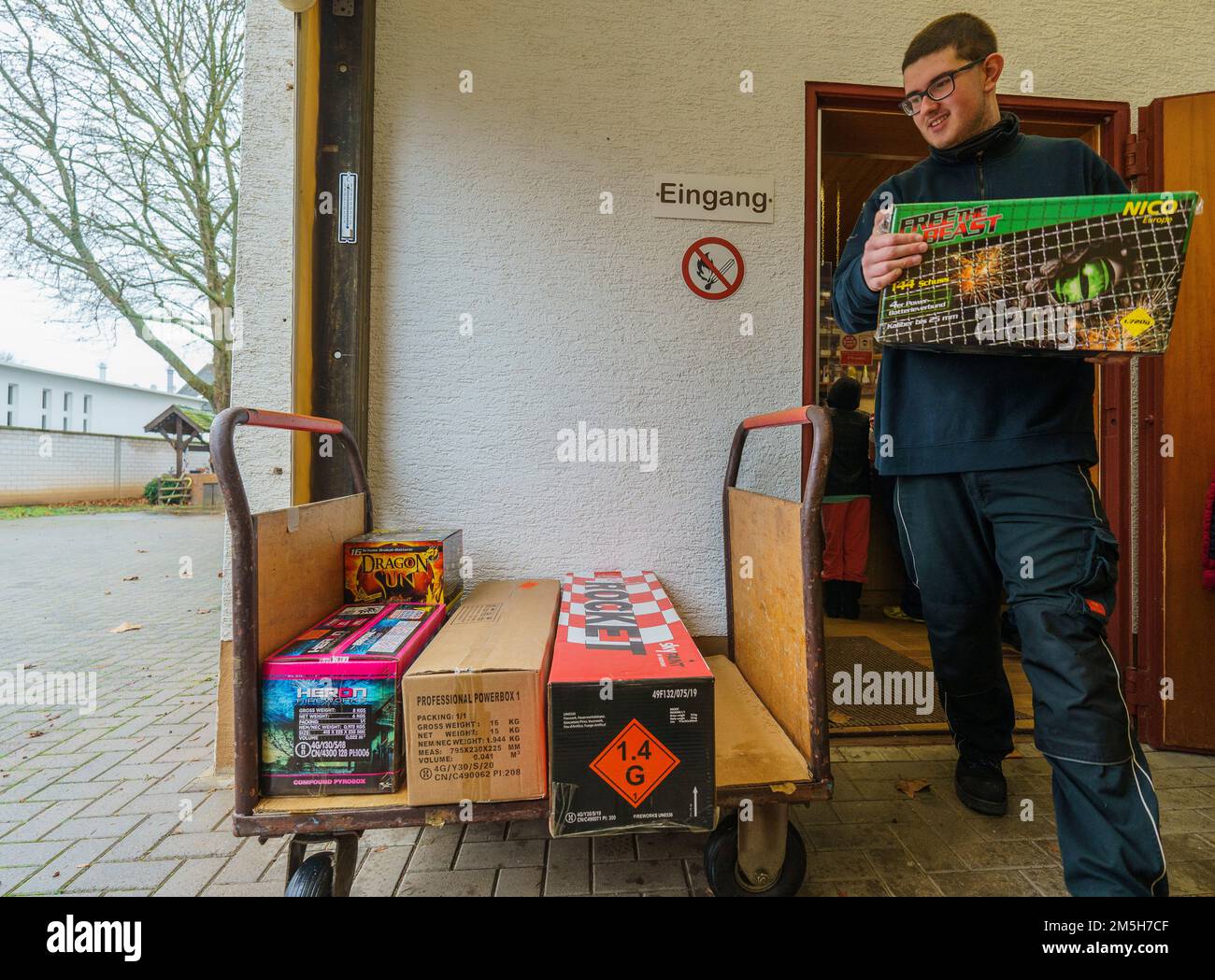 29 December 2022, Hessen, Frankfurt/Main: An employee of Feuerwerkerei ...