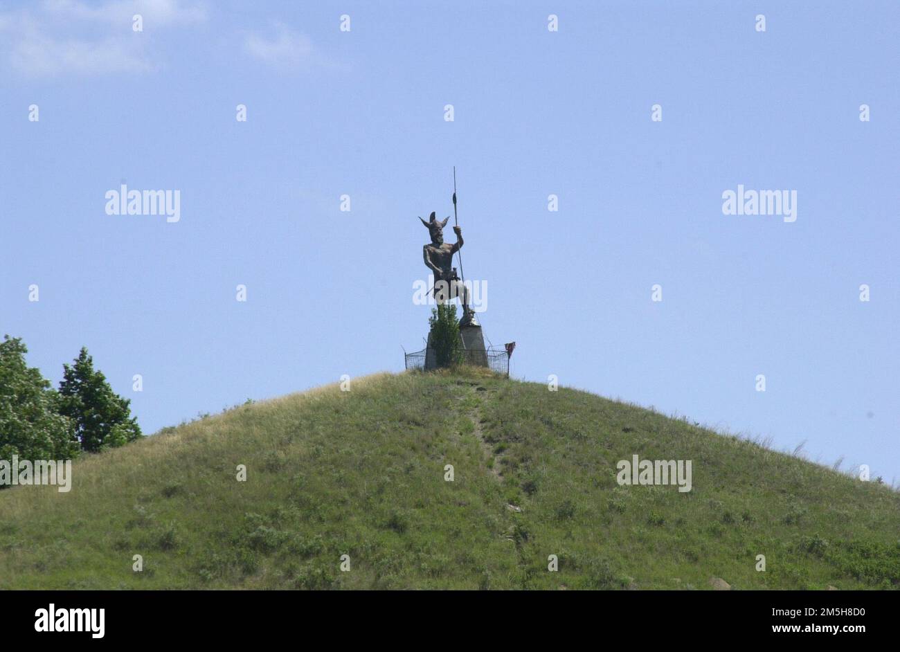 Sheyenne River Valley Scenic Byway - Viking Warrior atop Pyramid Hill. A statue of a Viking warrior stands on top of Pyramid Hill as a monument to the predominently Scandinavian ancestry of those who settled this region at the turn of the 20th Century. Location: Fort Ransom, North Dakota (46.520° N 97.938° W) Stock Photo