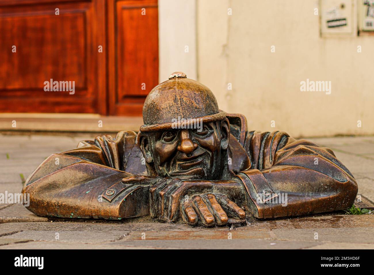 Estatua de Cumil 'Man at work statue', Hombre en el trabajo, en Bratislava, Eslovaquia. Stock Photo