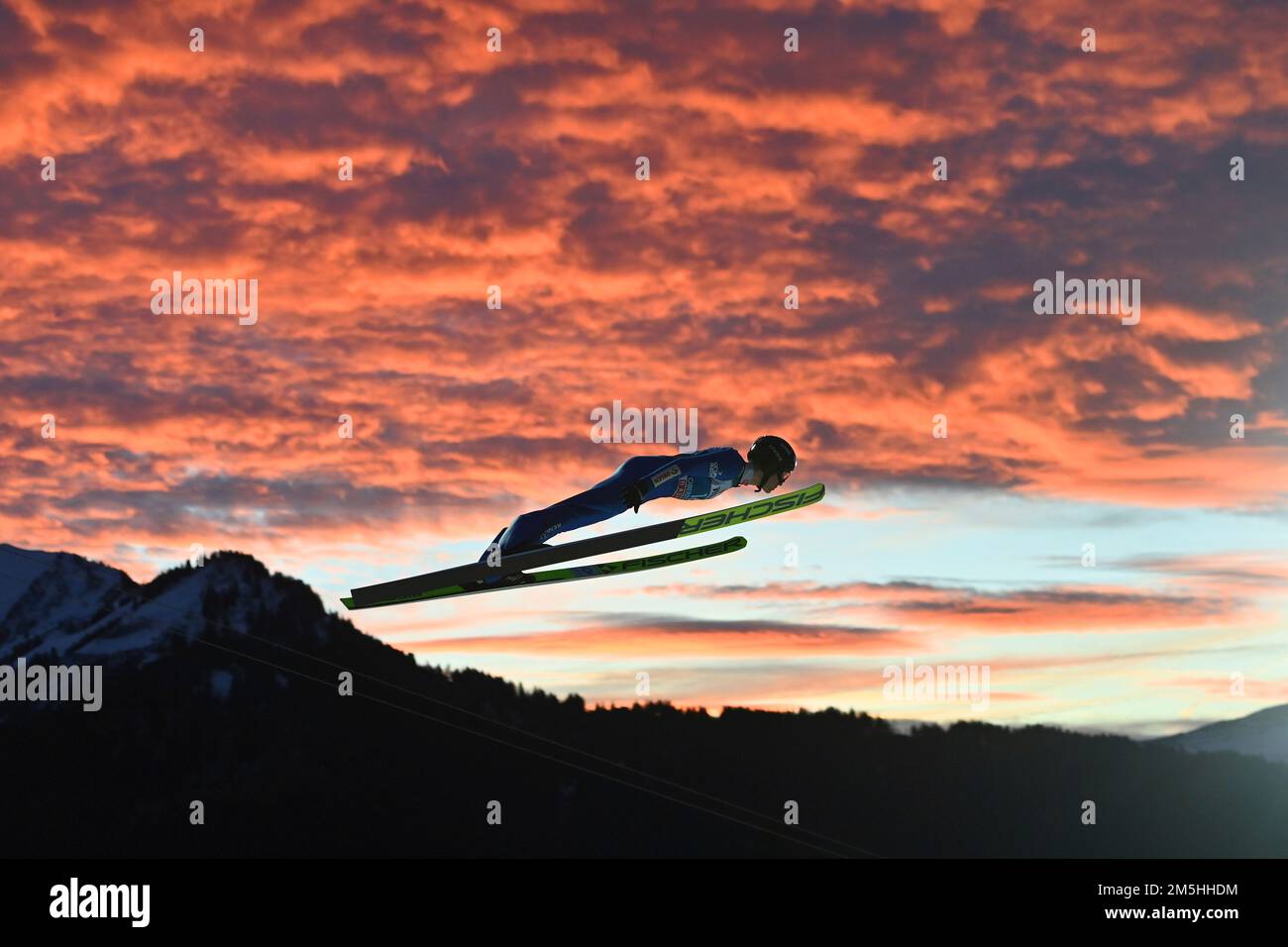 Oberstdorf, Deutschland. 28th Dec, 2022. General, edge motif, feature: jumper in front of the evening sky, silhouette, afterglow. Ski jumping jump, 71st International Four Hills Tournament 2022/23, opening jump in Oberstdorf, qualification on December 28th, 2022. AUDI ARENA. ? Credit: dpa/Alamy Live News Stock Photo