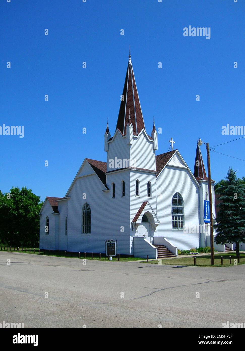 Sheyenne River Valley Scenic Byway - Standing Rock Norwegian Evangelical Church. This white church with its distinctive gray steeple was built in the 1890s after the death of a local resident revealed the need for a local church and congregation to conduct funeral services. The church is one of the few in the area with an old, working, pipe organ. Location: Fort Ransom, North Dakota (46.520° N 97.927° W) Stock Photo