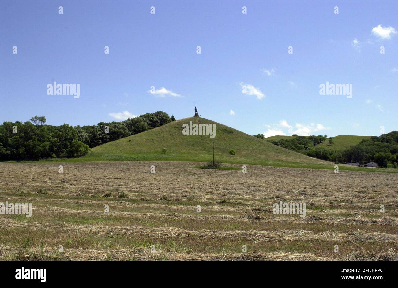 Sheyenne River Valley Scenic Byway - Pyramid Hill. The distinctive shape of Pyramid Hill lends credence to the legends about its hiding the remains of an ancient civilization. Location: Fort Ransom State Park, North Dakota (46.520° N 97.938° W) Stock Photo