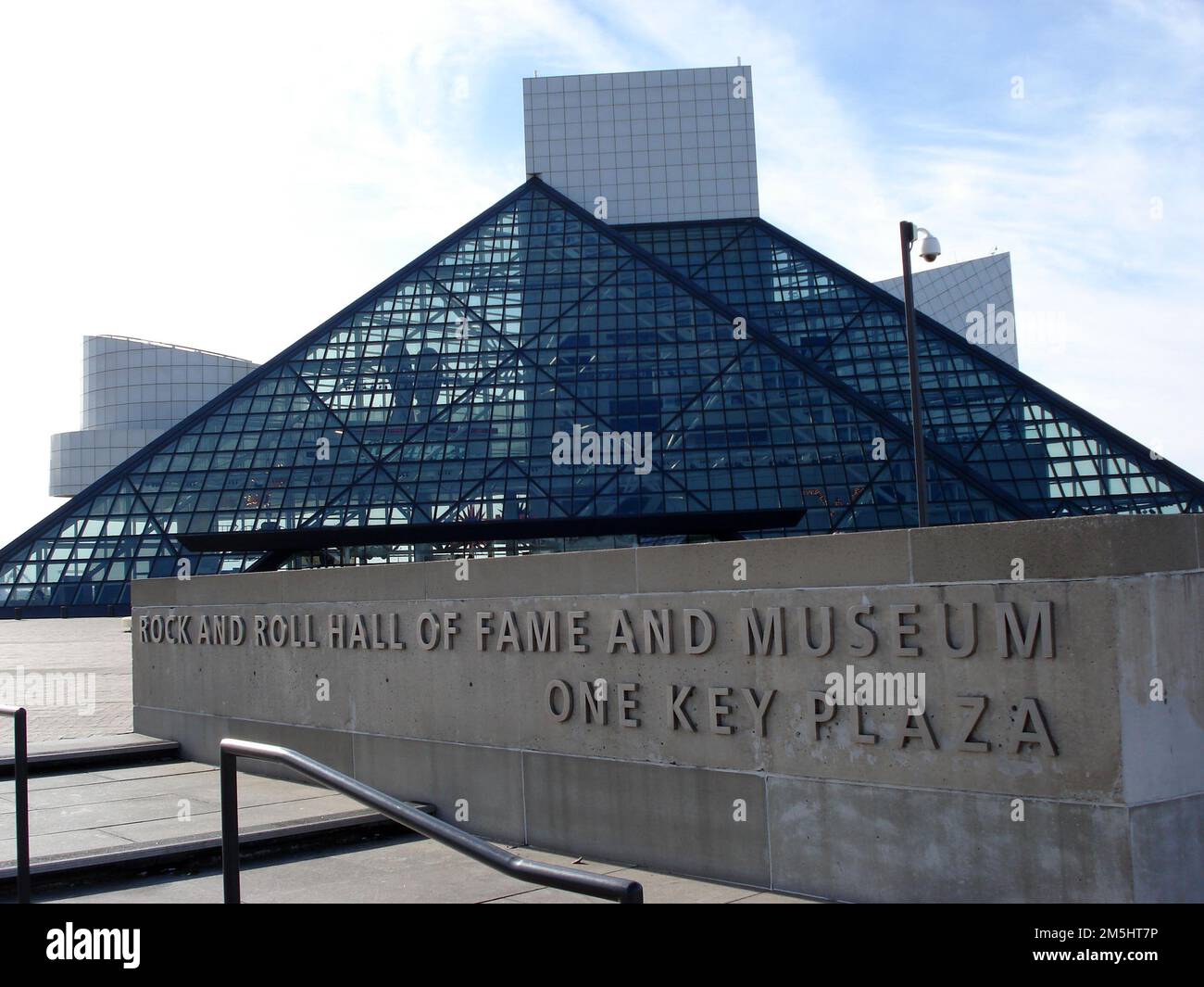 Ohio & Erie Canalway - Rock and Roll Hall of Fame and Museum. Designed by I.M. Pei, the Rock Hall is just as impressive outside as the exhibits inside. Its glass and steel pyramidal shape is flanked by rectangular white walls. Location: Cleveland, Ohio (41.509° N 81.695° W) Stock Photo