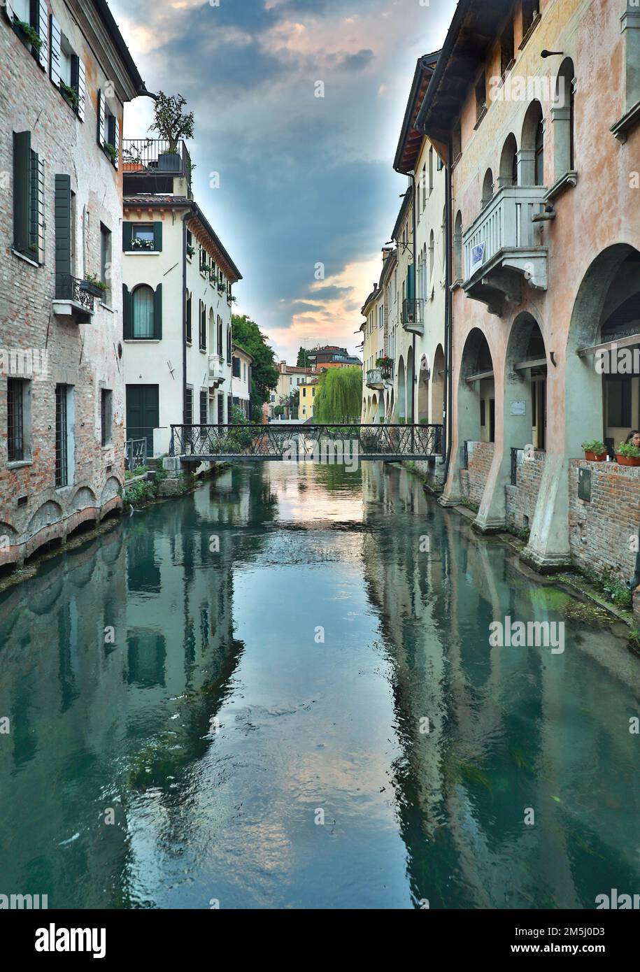 Treviso e Ponte Buranelli nel centro storico di Treviso sul canale del fiume Sile - città artistiche e storiche italiane da visitare Stock Photo
