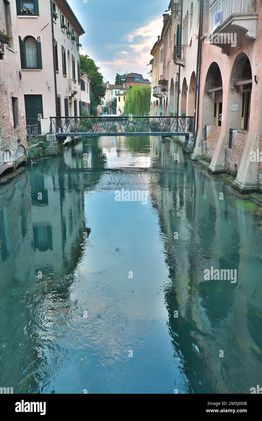 Treviso e Ponte Buranelli nel centro storico di Treviso sul canale del fiume Sile - città artistiche e storiche italiane da visitare Stock Photo
