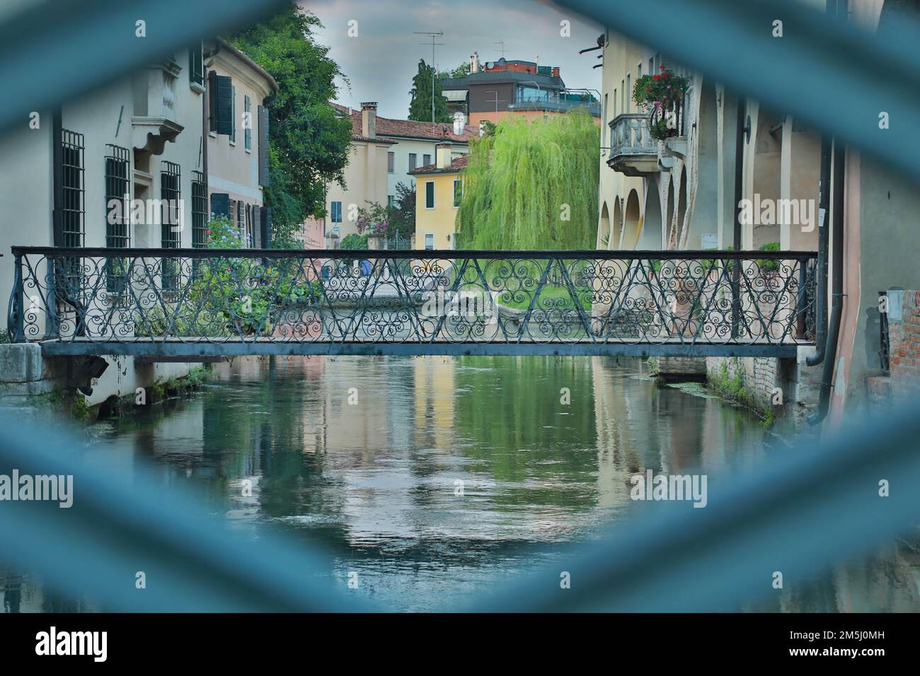 Treviso e Ponte Buranelli incorniciato sul canale del fiume Sile - centro storico della città artistica italiana da visitare Stock Photo