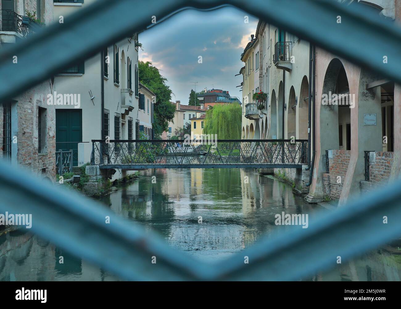 Treviso e Ponte Buranelli incorniciato sul canale del fiume Sile - centro storico della città artistica italiana da visitare Stock Photo