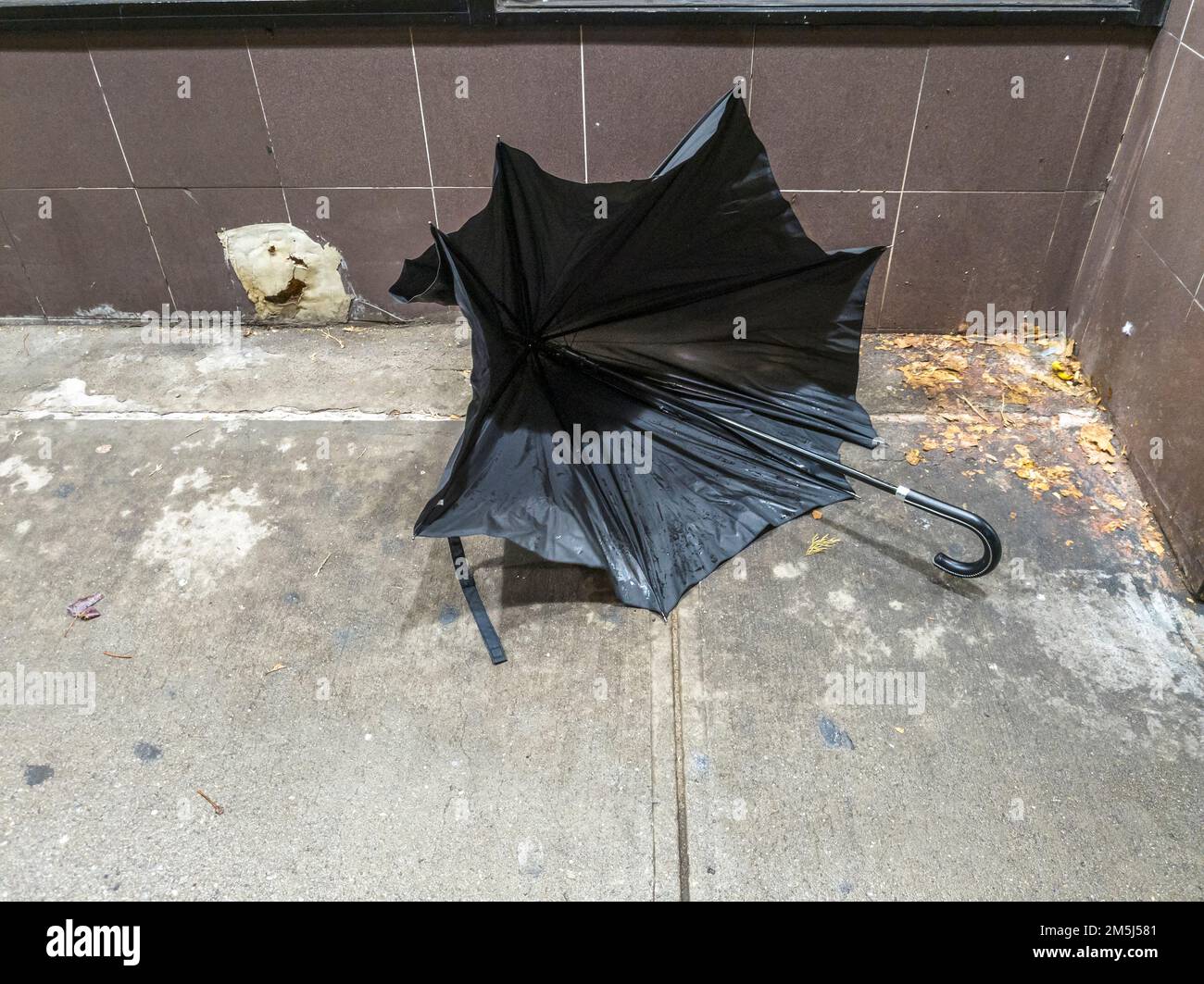Discarded umbrella on the sidewalk in the Chelsea neighborhood of New York on Thursday, December 22, 2022. (© Richard B. Levine) Stock Photo