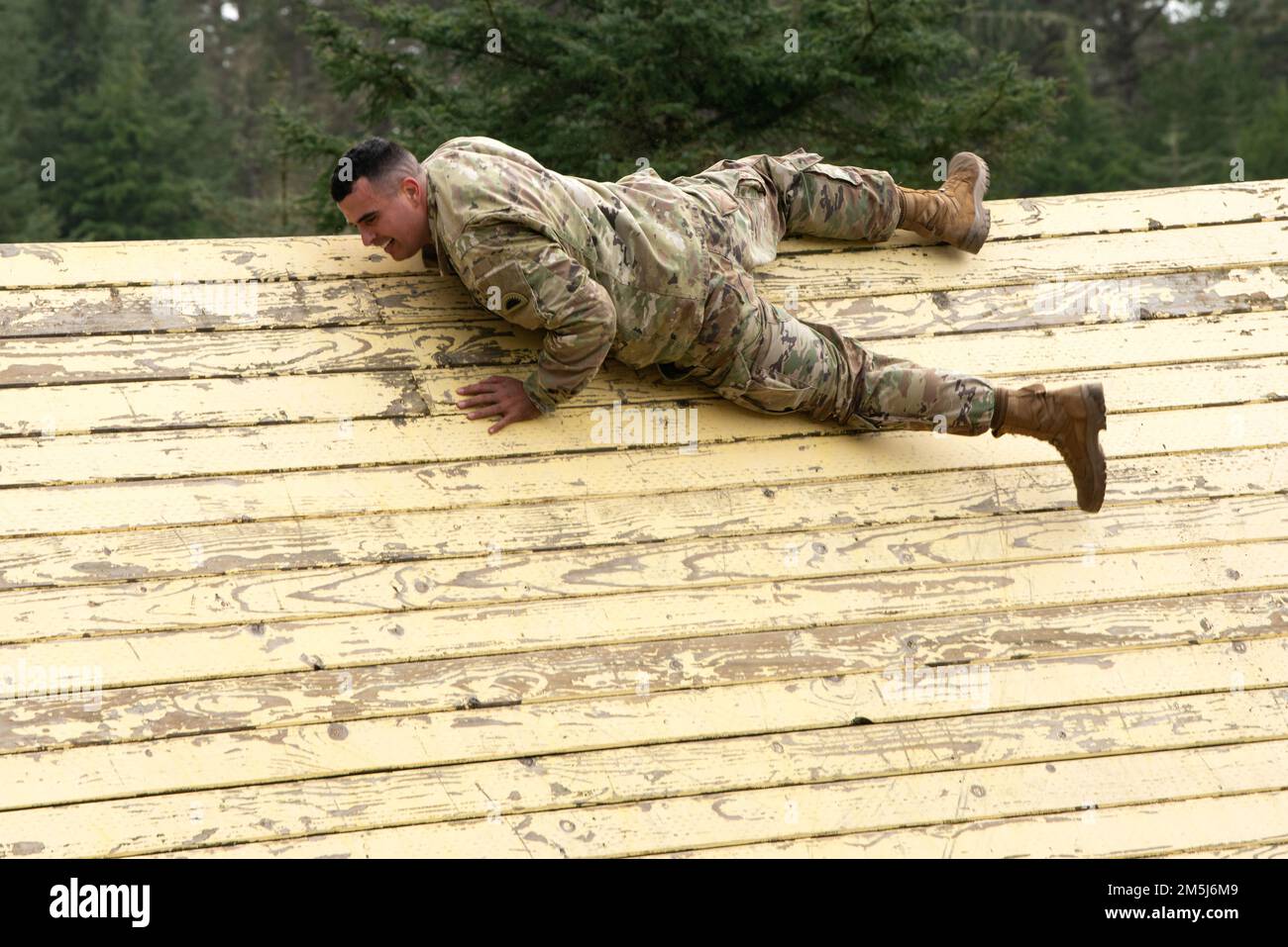 oregon-army-national-guard-sgt-nathan-flores-competes-on-the-obstacle-course-testing-portion-of