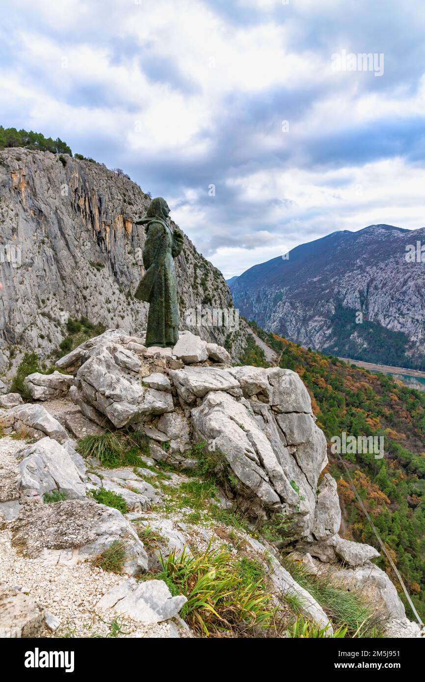 The Mila Gojsalić statue above Omiš by Croatian sculptor Ivan Meštrović Stock Photo