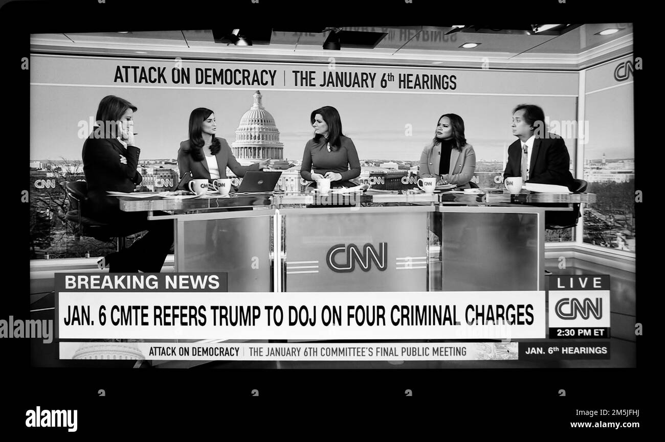 Tv journalist news screen hires stock photography and images Alamy