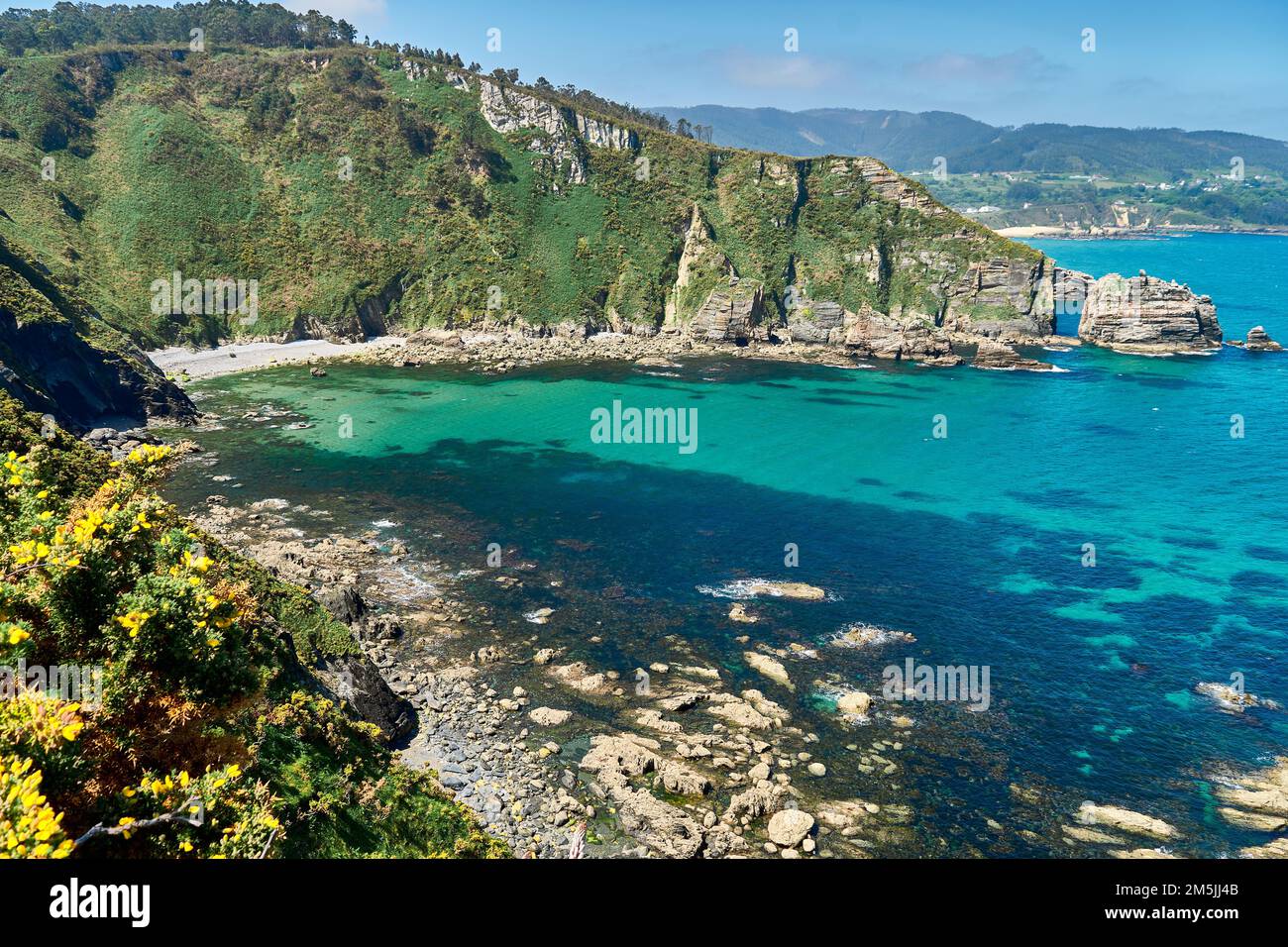 An aerial view of lake surrounded by greenery cliffs Stock Photo - Alamy